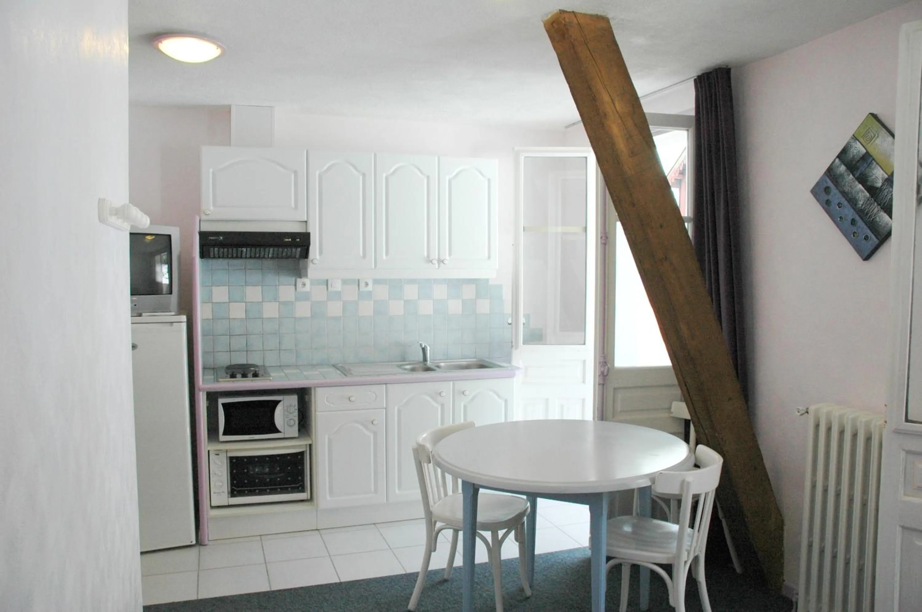 Kitchen or kitchenette in Appart Le Chili- Quartier thermal- Parc remarquable - Linge fourni