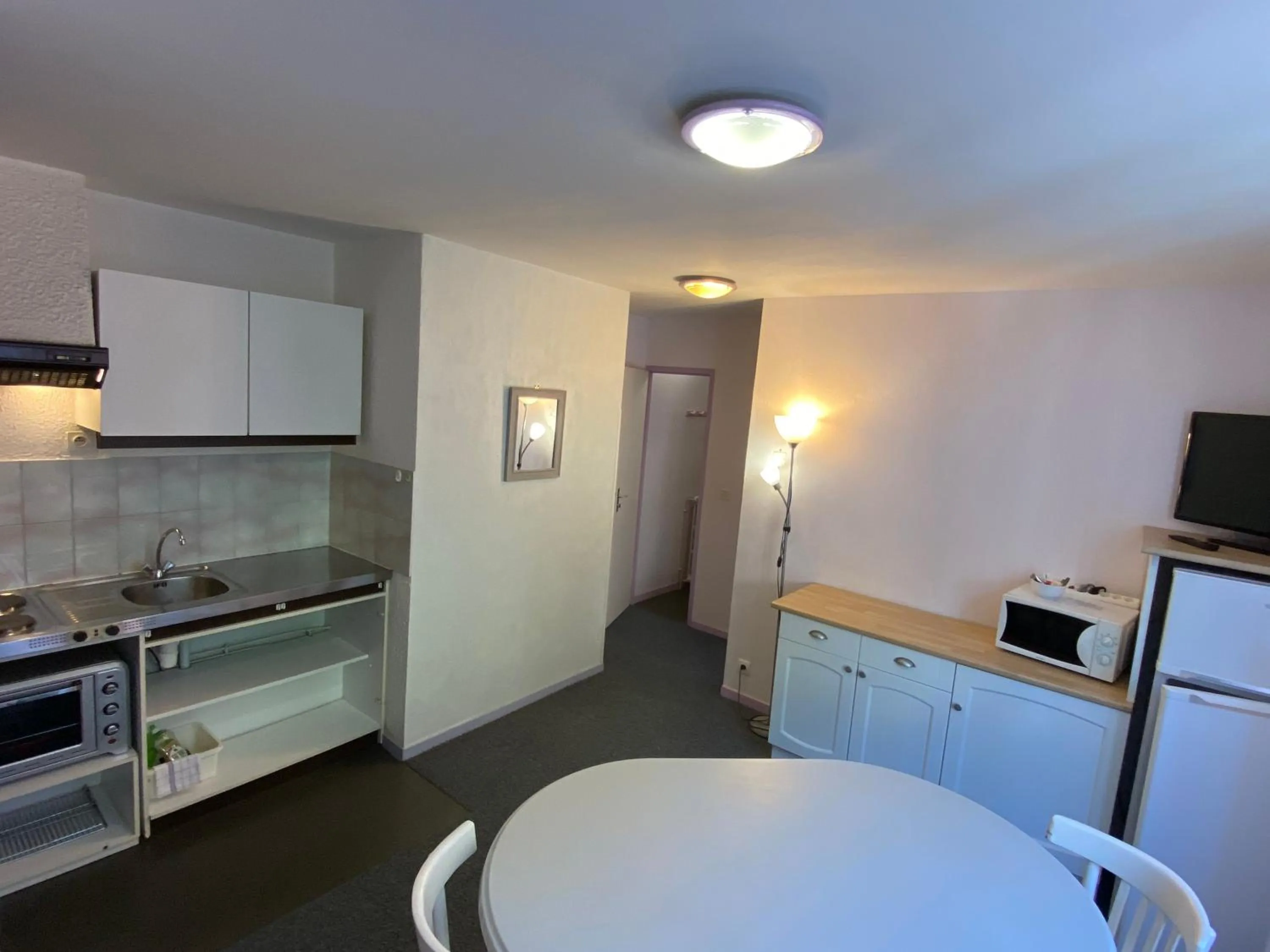 Kitchen or kitchenette in Appart Le Chili- Quartier thermal- Parc remarquable - Linge fourni