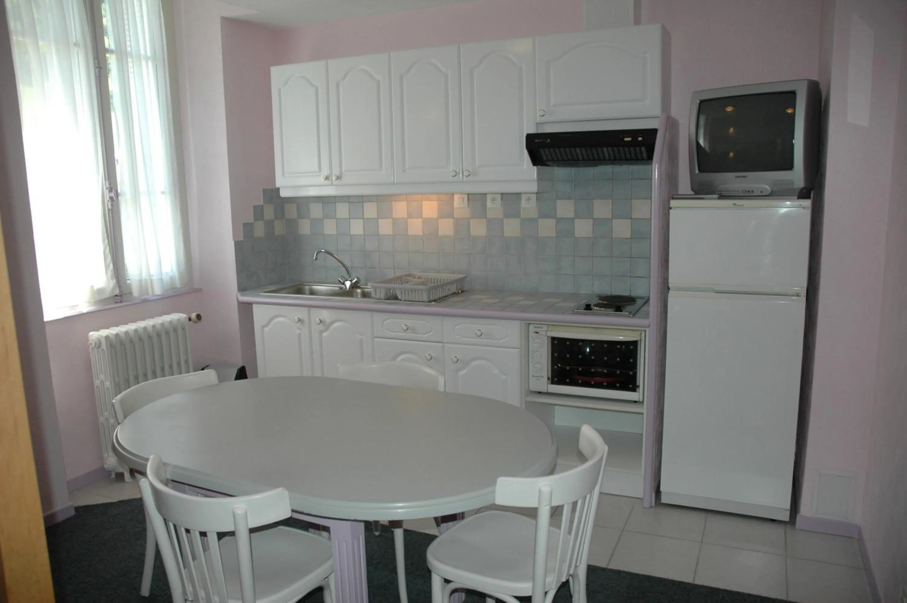 Dining area in Appart Le Chili- Quartier thermal- Parc remarquable - Linge fourni