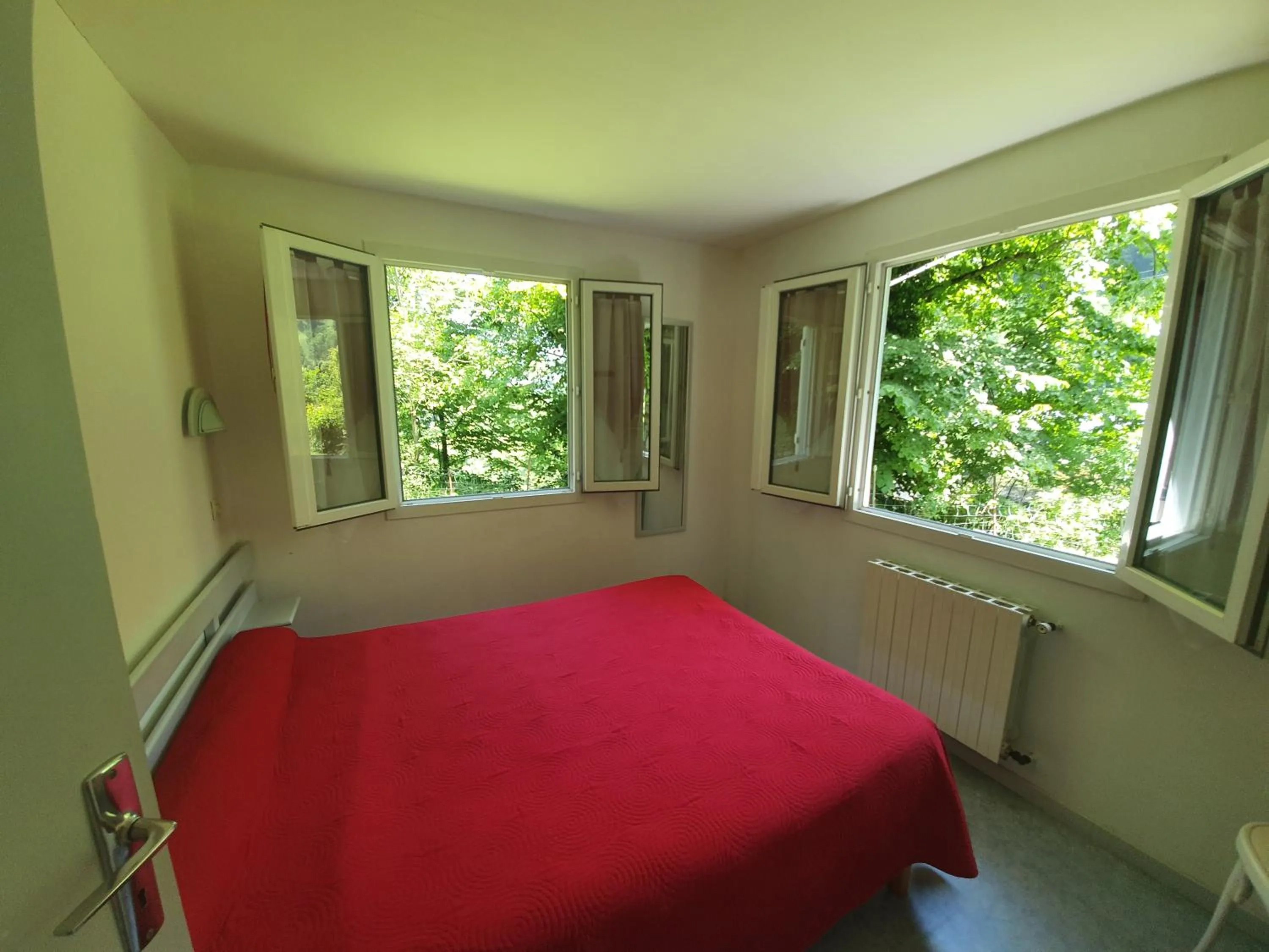Photo of the whole room, Bed in Appart Le Chili- Quartier thermal- Parc remarquable - Linge fourni