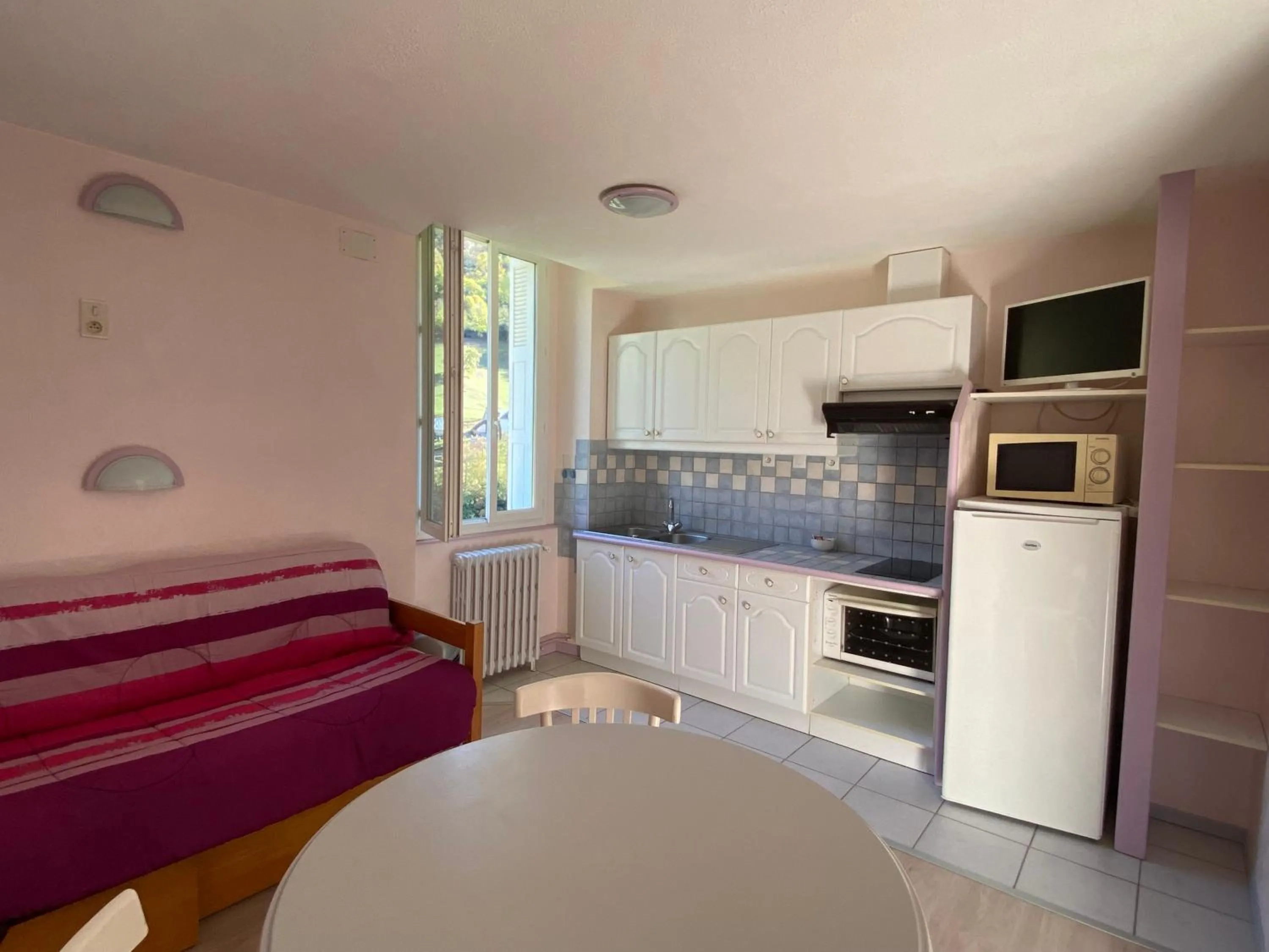 Kitchen or kitchenette in Appart Le Chili- Quartier thermal- Parc remarquable - Linge fourni