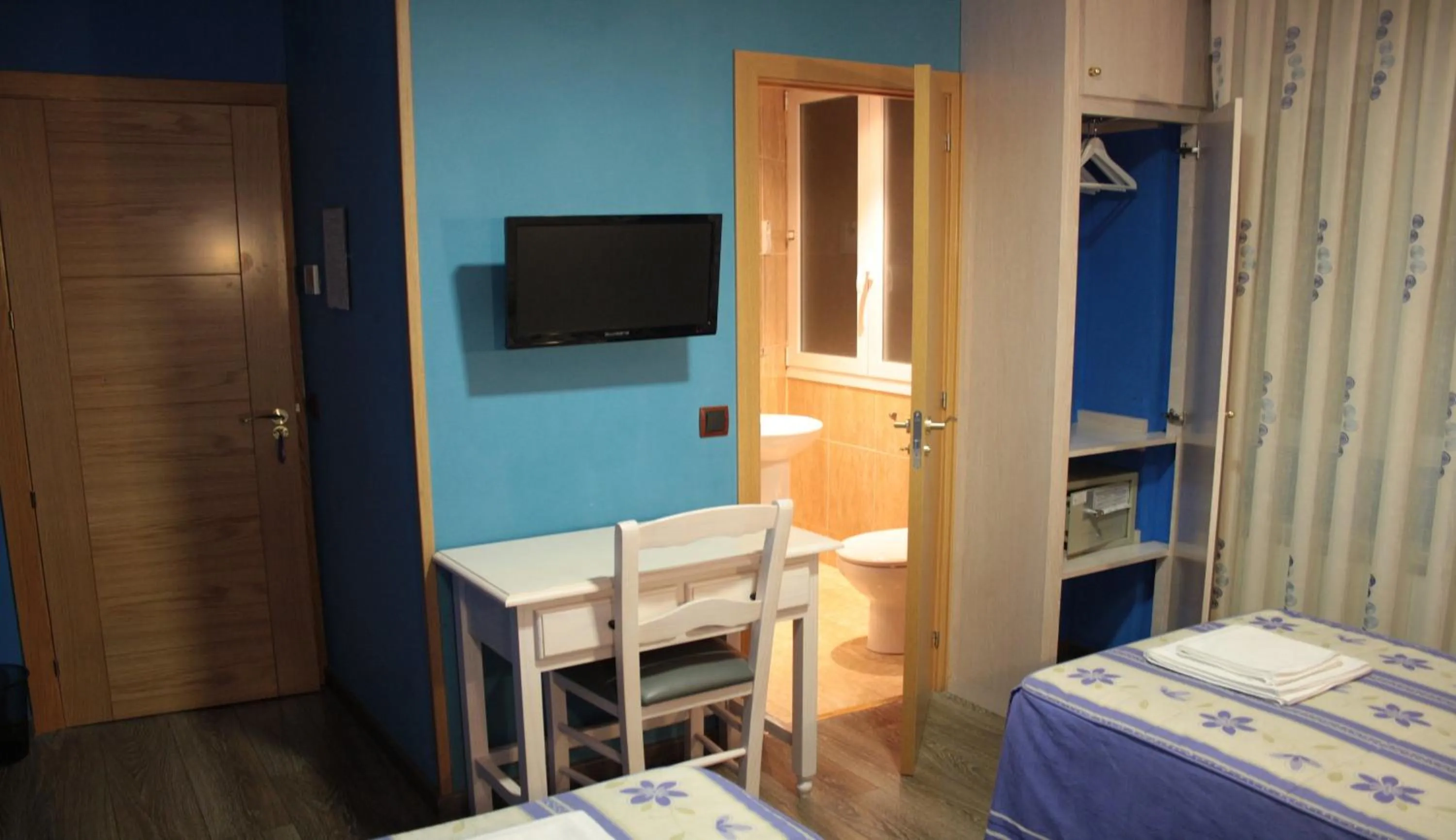 Seating area, Bed in Hostal Regio