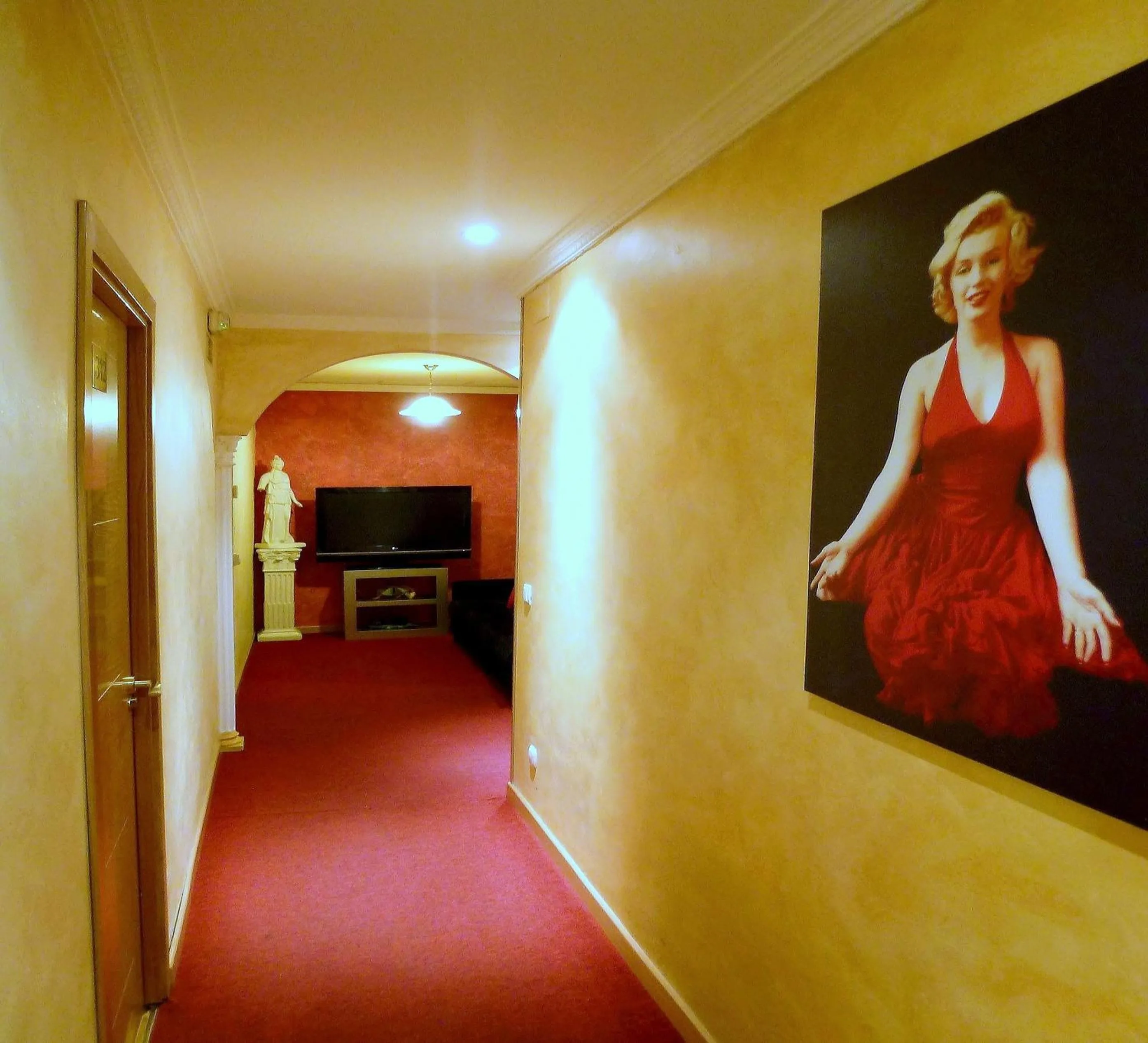 Communal lounge/ TV room in Hostal Regio