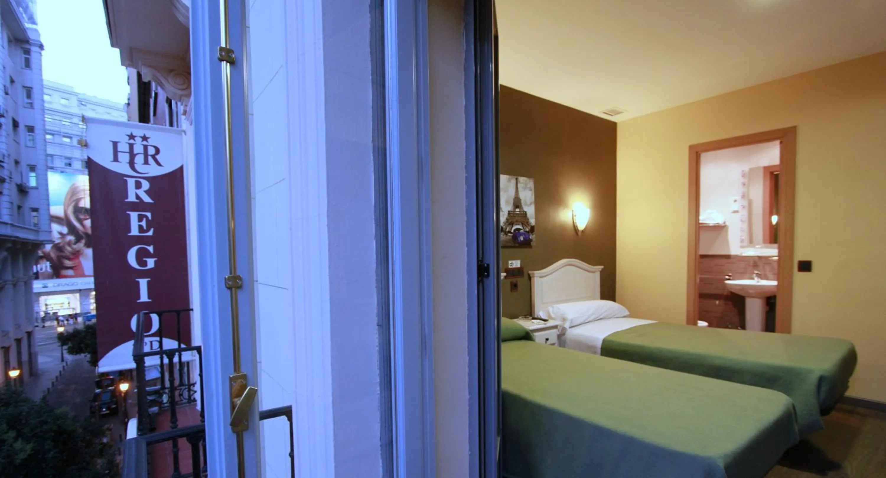 Balcony/Terrace, Bed in Hostal Regio