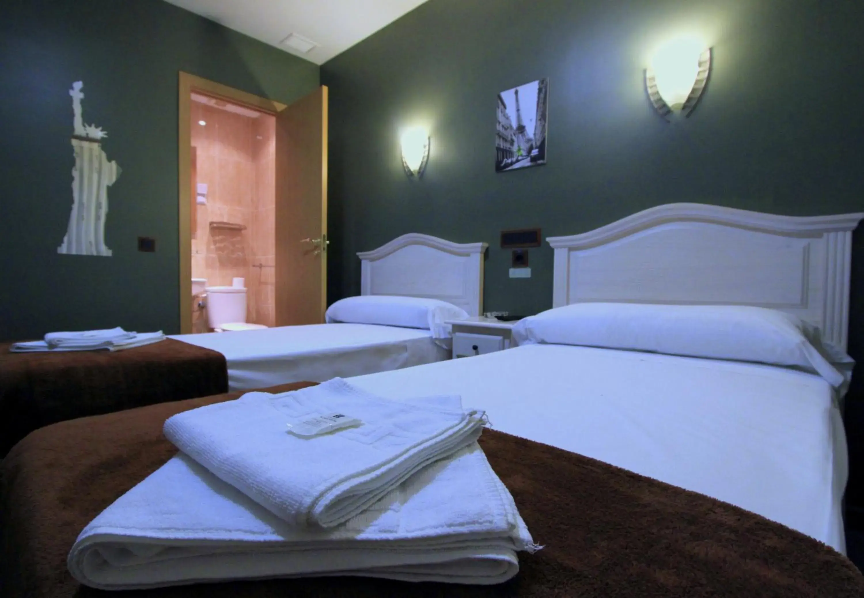 Twin Room in Hostal Regio Twin Room in Hostal Regio