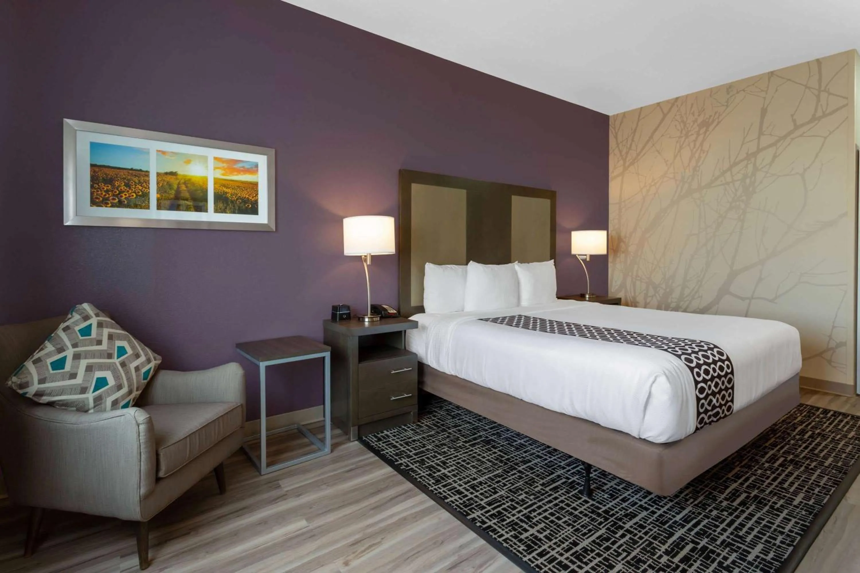 Photo of the whole room, Bed in La Quinta by Wyndham Wichita Airport