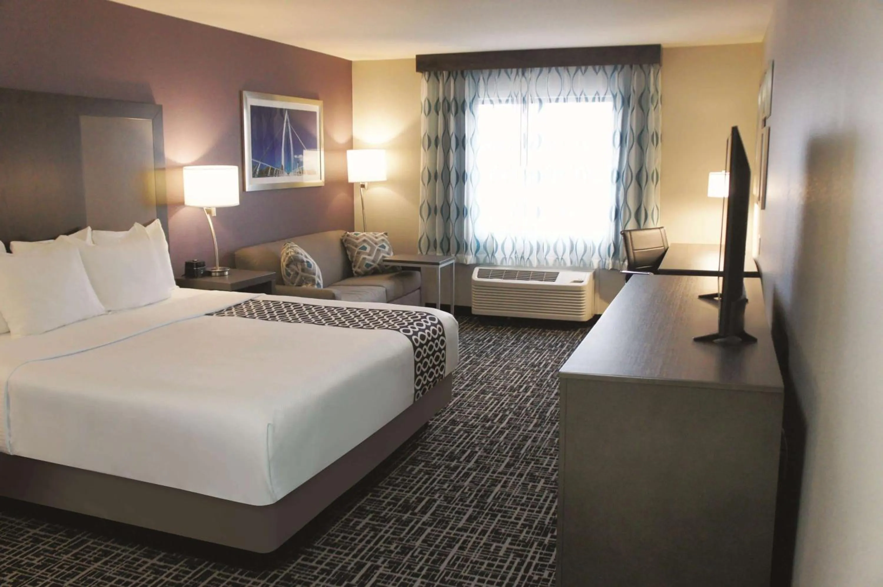 Photo of the whole room, Bed in La Quinta by Wyndham Wichita Airport