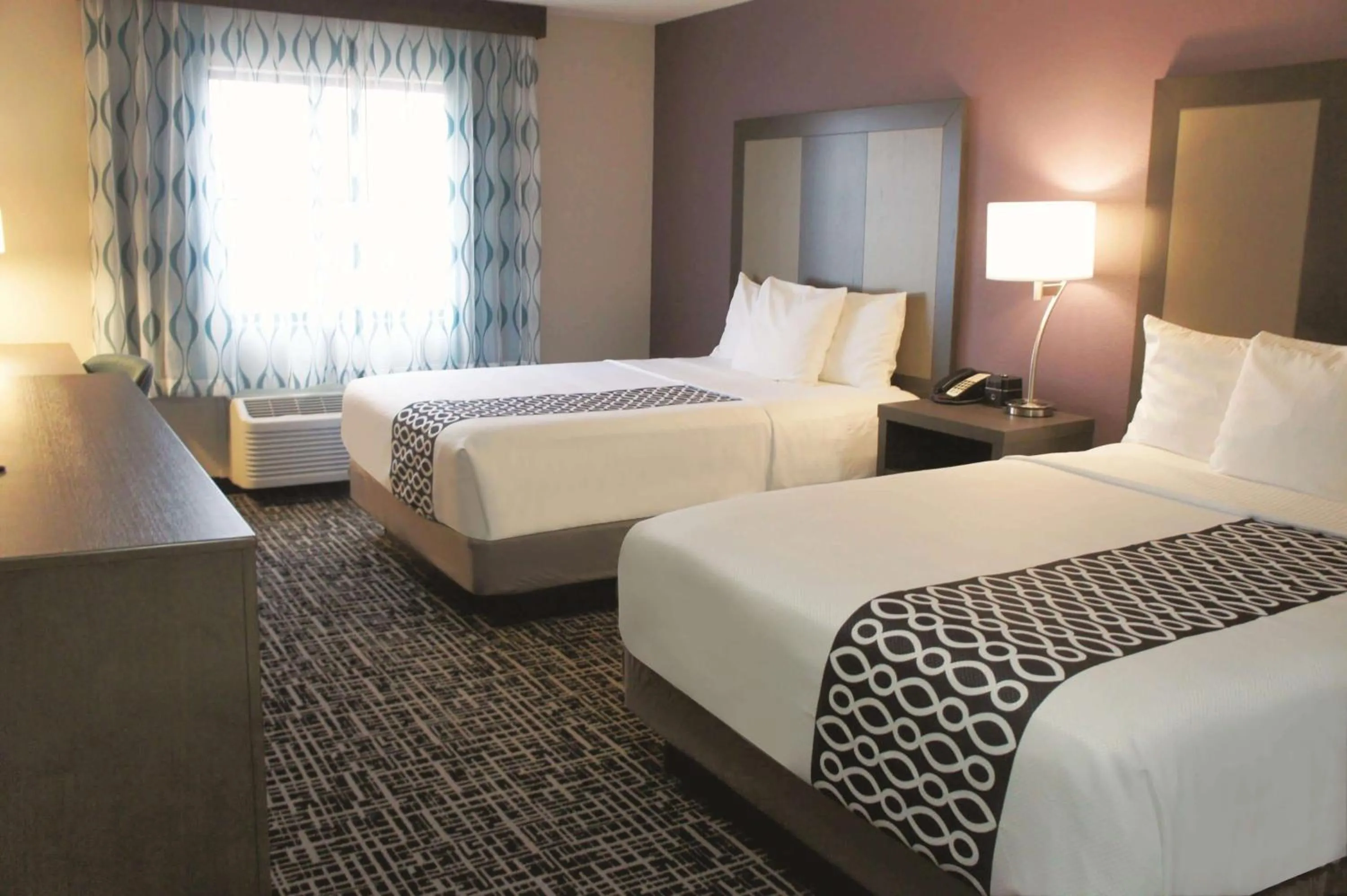 Photo of the whole room, Bed in La Quinta by Wyndham Wichita Airport