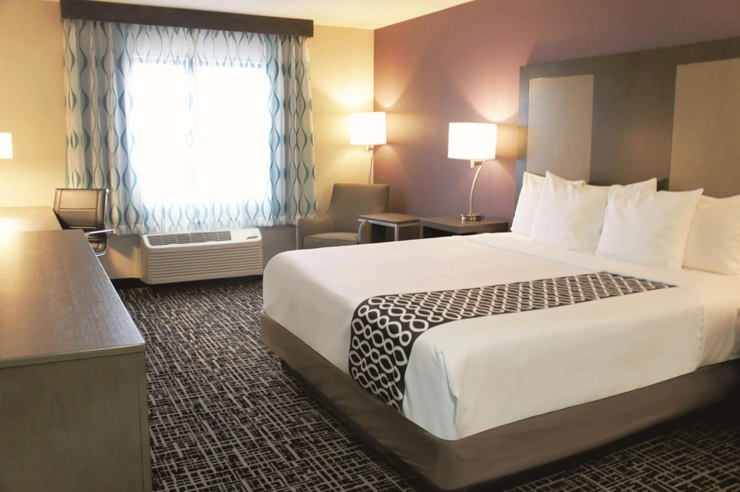 Photo of the whole room, Bed in La Quinta by Wyndham Wichita Airport