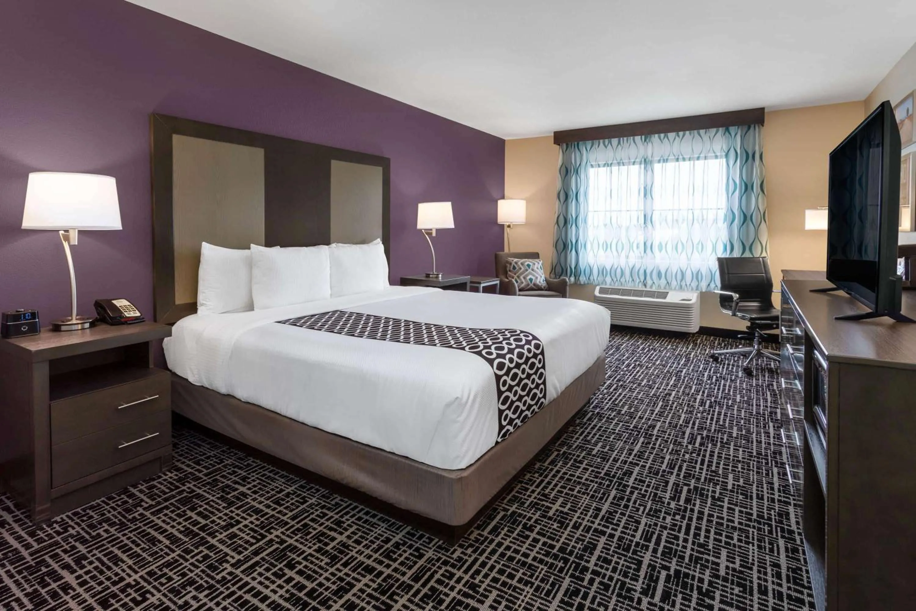 Photo of the whole room, Bed in La Quinta by Wyndham Wichita Airport