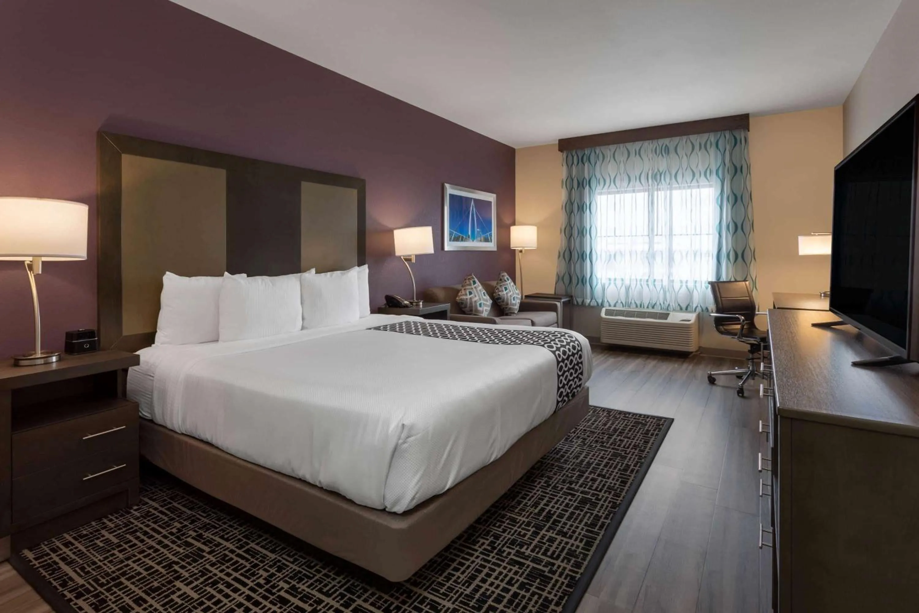 Photo of the whole room, Bed in La Quinta by Wyndham Wichita Airport