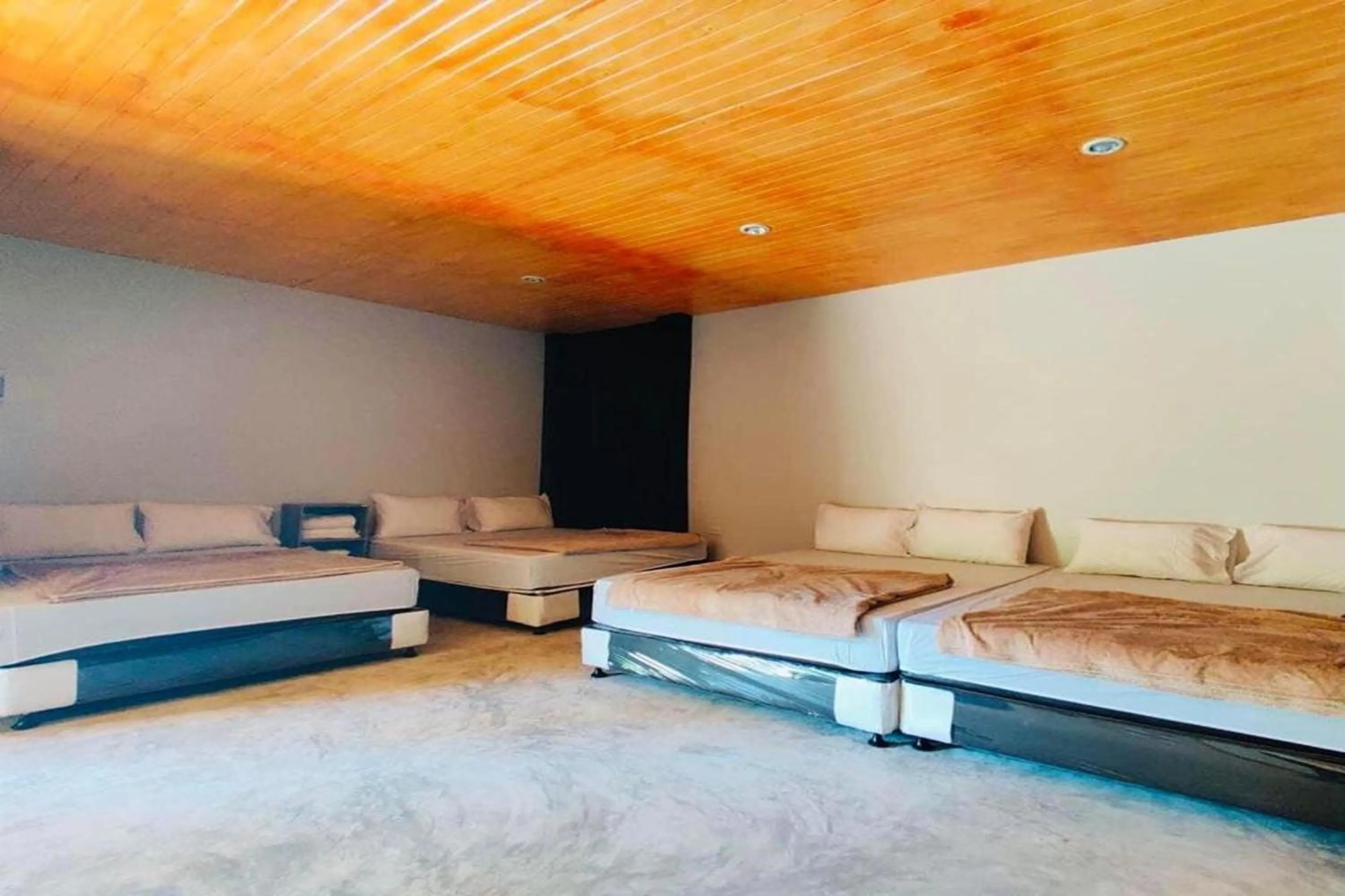 Bedroom, Bed in Forest Hill Resort