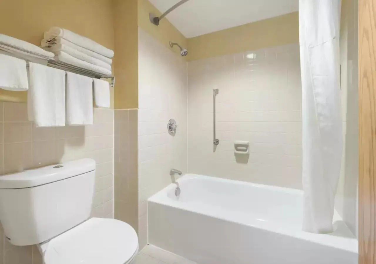 Toilet in Quality Inn & Suites Mayo Clinic Area