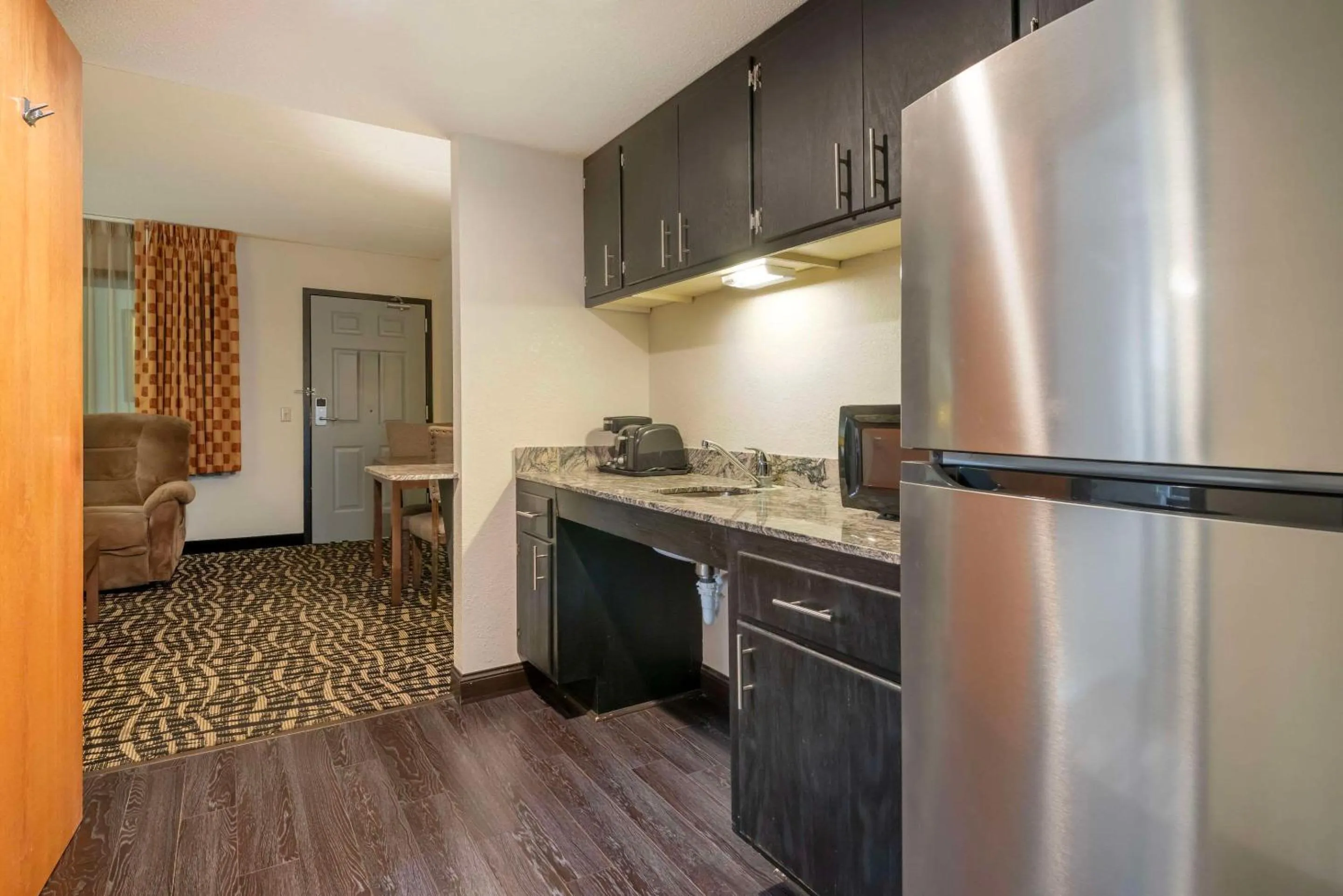 Kitchen or kitchenette in Quality Inn & Suites Mayo Clinic Area