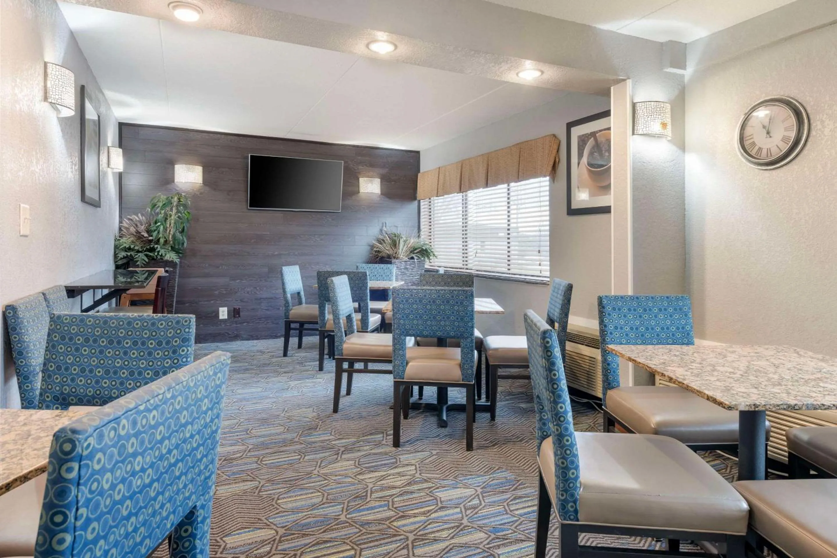 Breakfast in Quality Inn & Suites Mayo Clinic Area