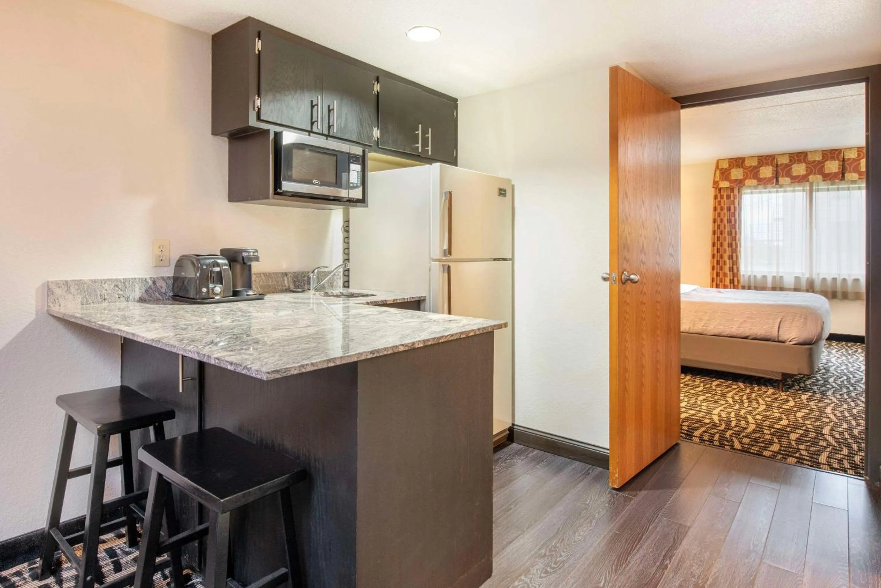 Kitchen or kitchenette, Bed in Quality Inn & Suites Mayo Clinic Area