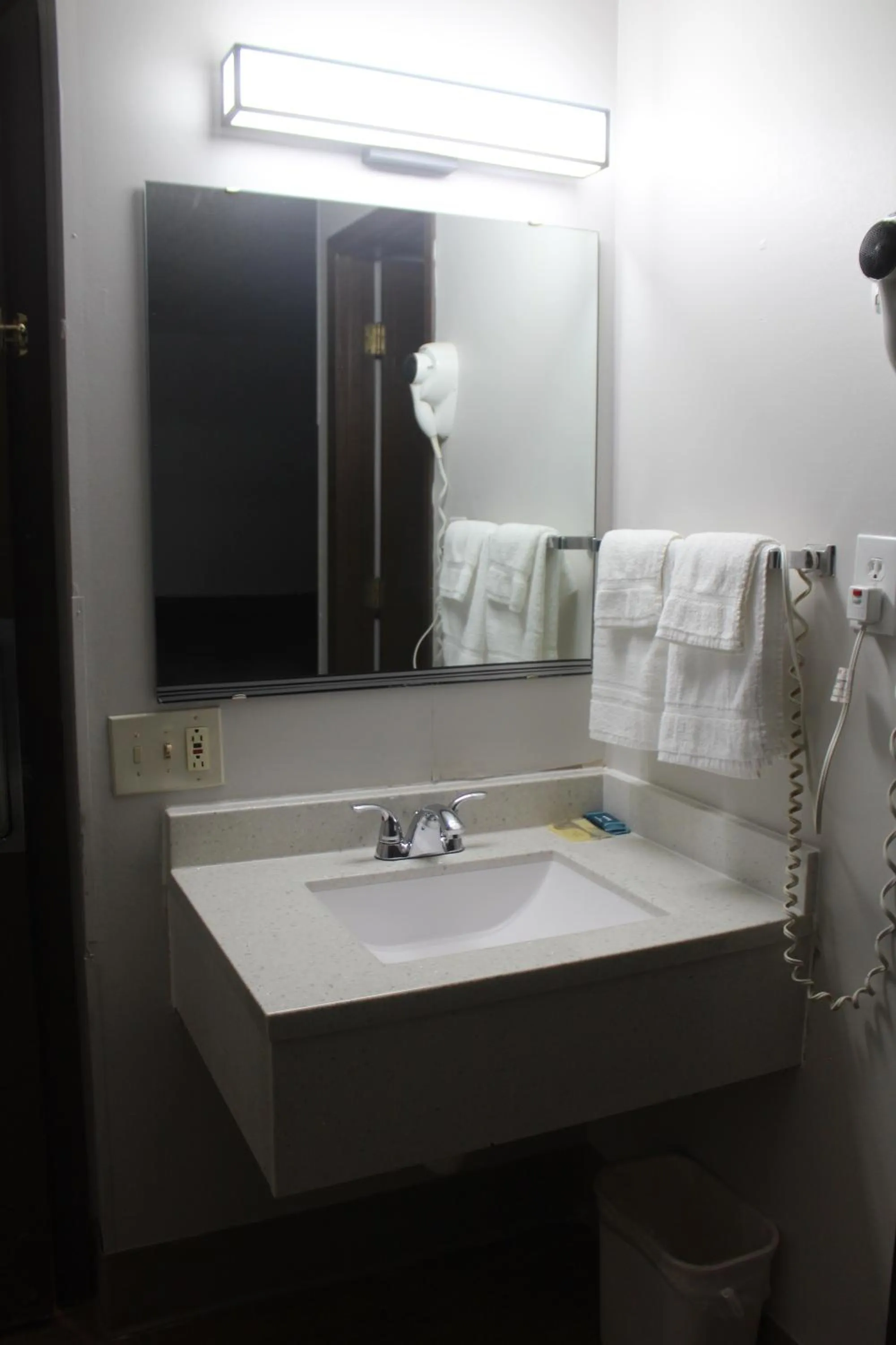 Property building, Bed in Extended Stay Warrenton Inn