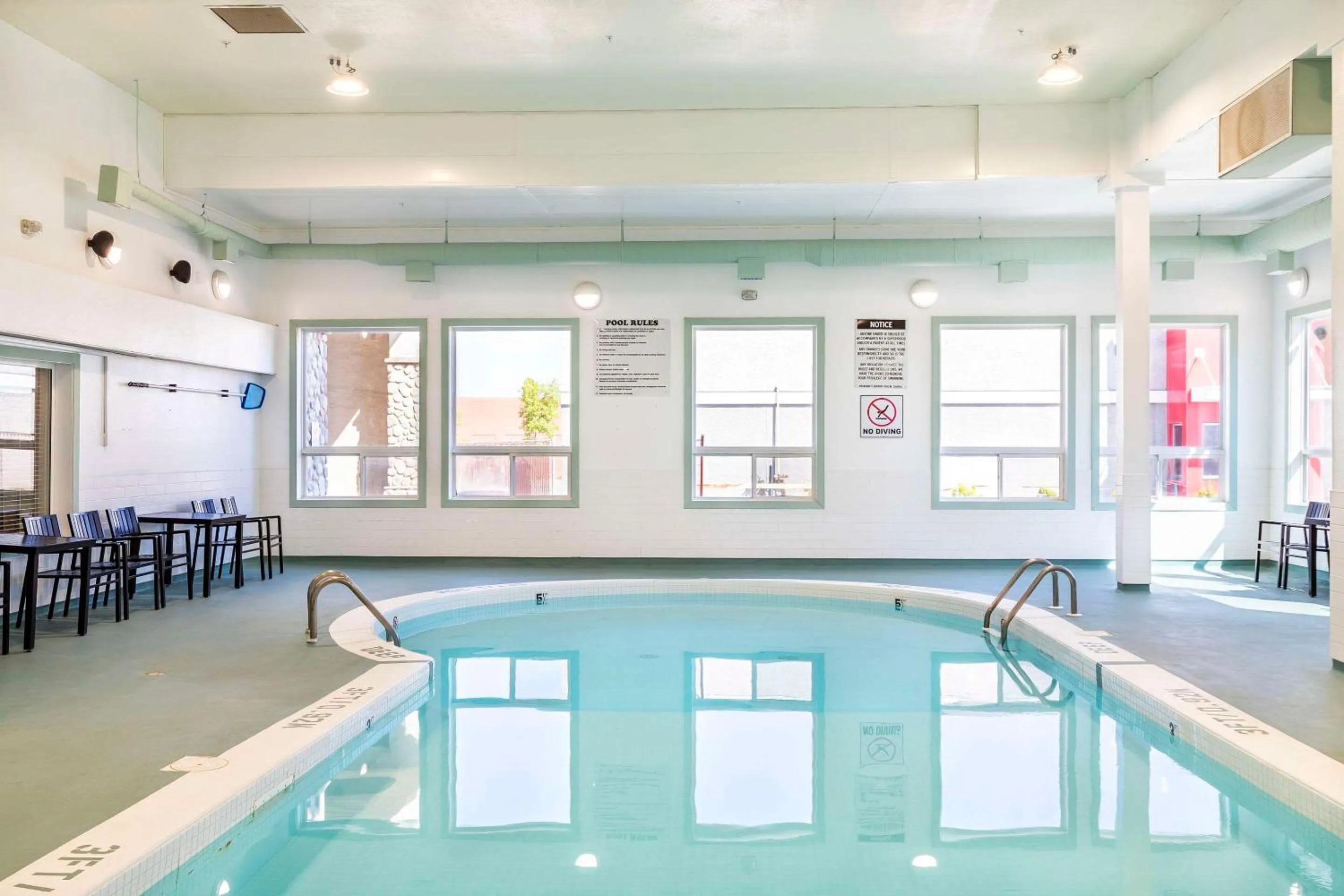 Swimming pool in Comfort Inn & Suites