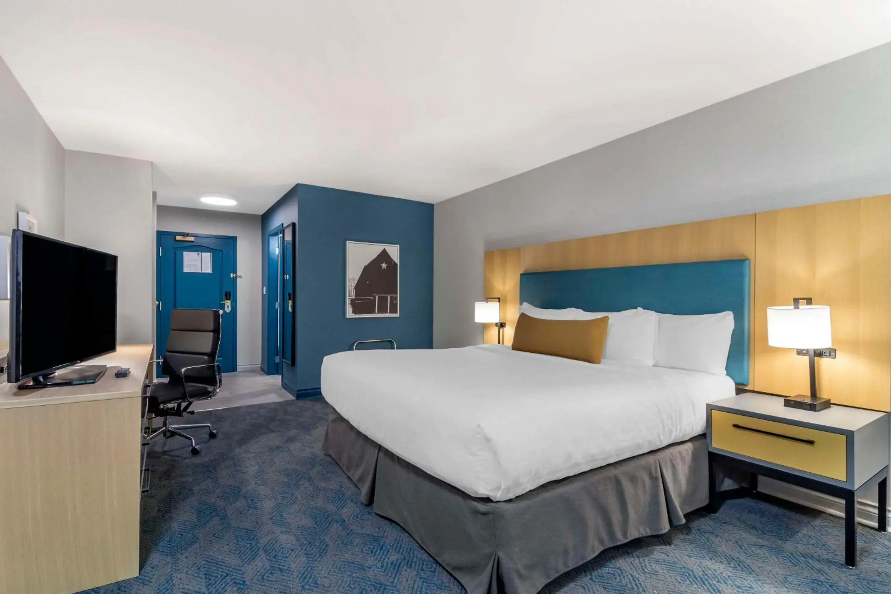 King Room with Hot Tub - Non-Smoking in Clarion Hotel & Conference Centre King Room with Hot Tub - Non-Smoking in Clarion Hotel & Conference Centre