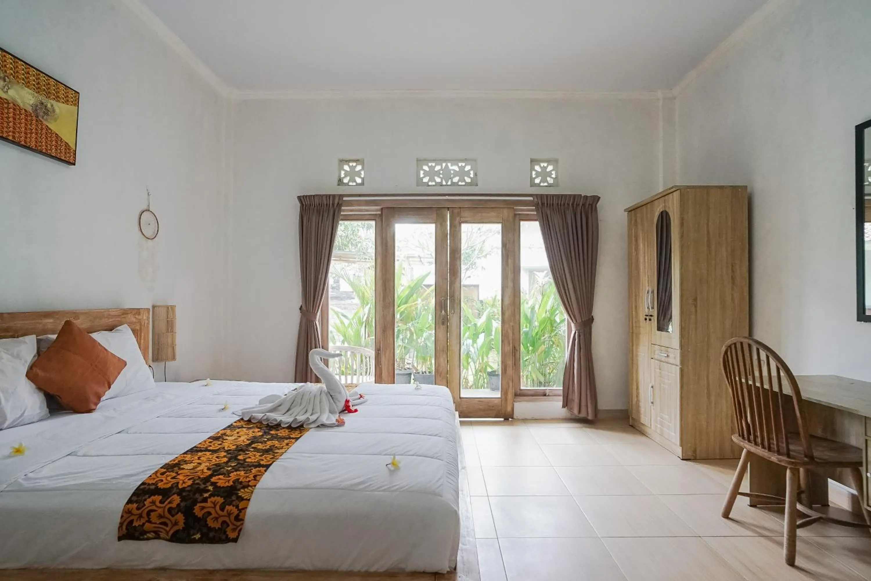 Photo of the whole room, Bed in Karan Homestay Canggu