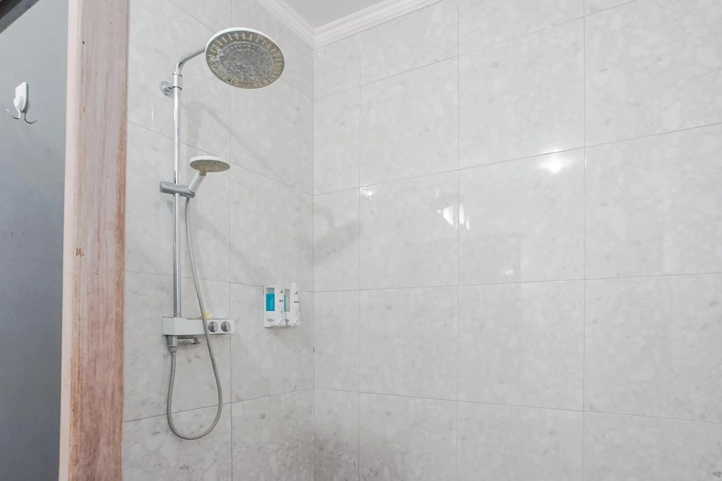 Shower in Karan Homestay Canggu