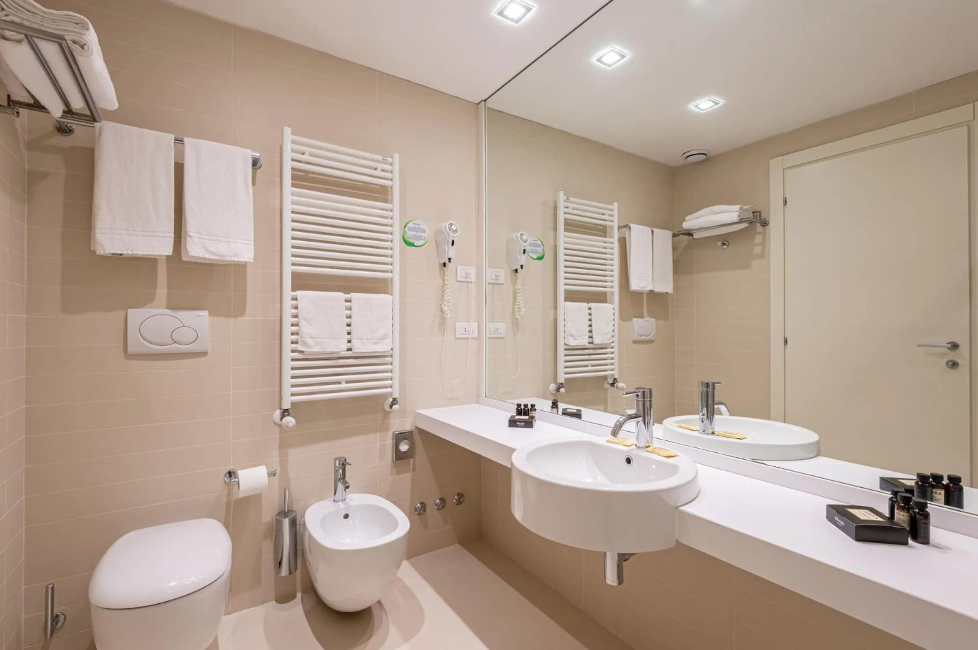 Toilet in UNA HOTELS Le Terrazze Treviso Hotel & Residence