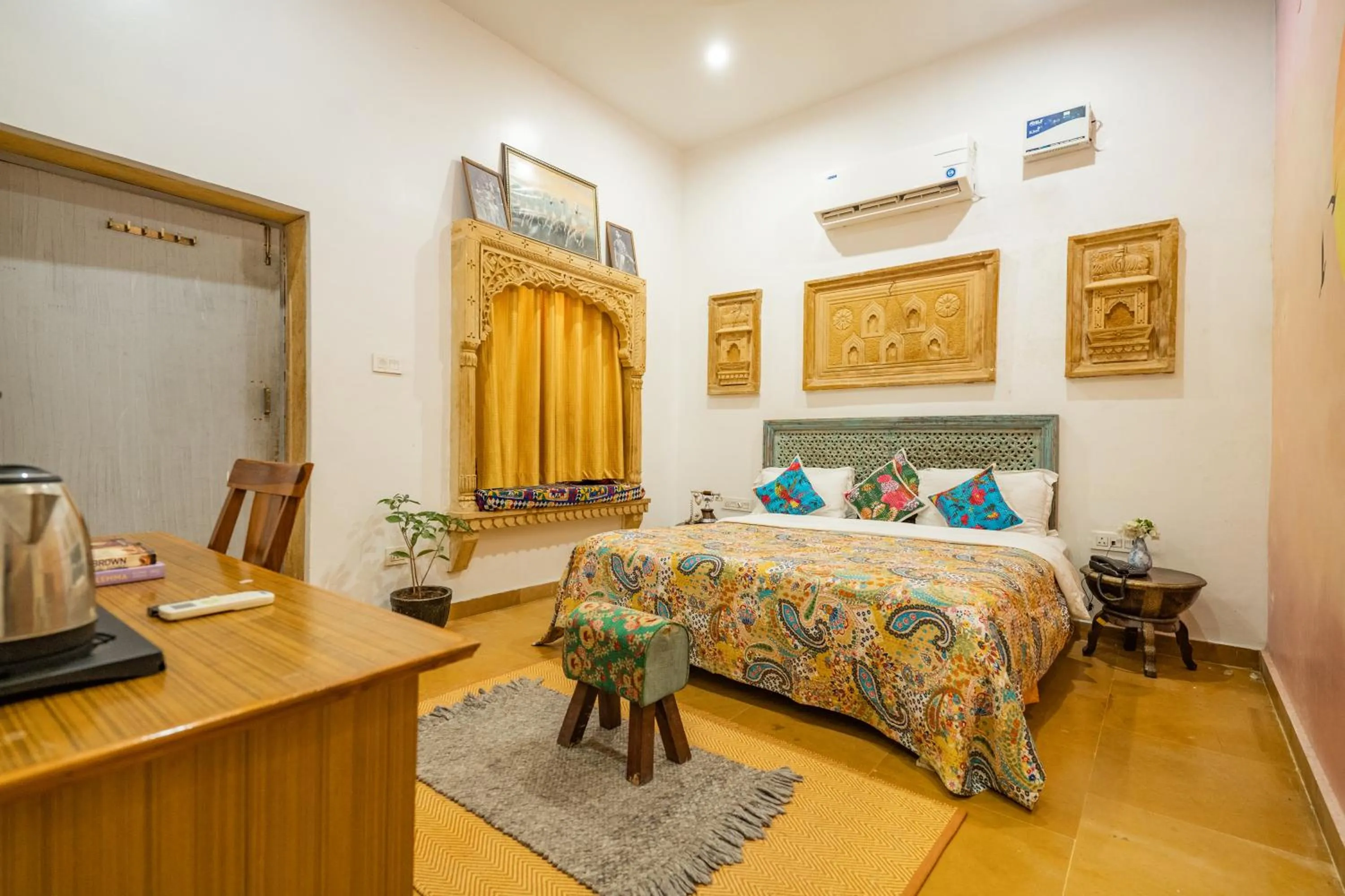 TV and multimedia, Bed in Garh Meera - A Sensational Boutique Hotel