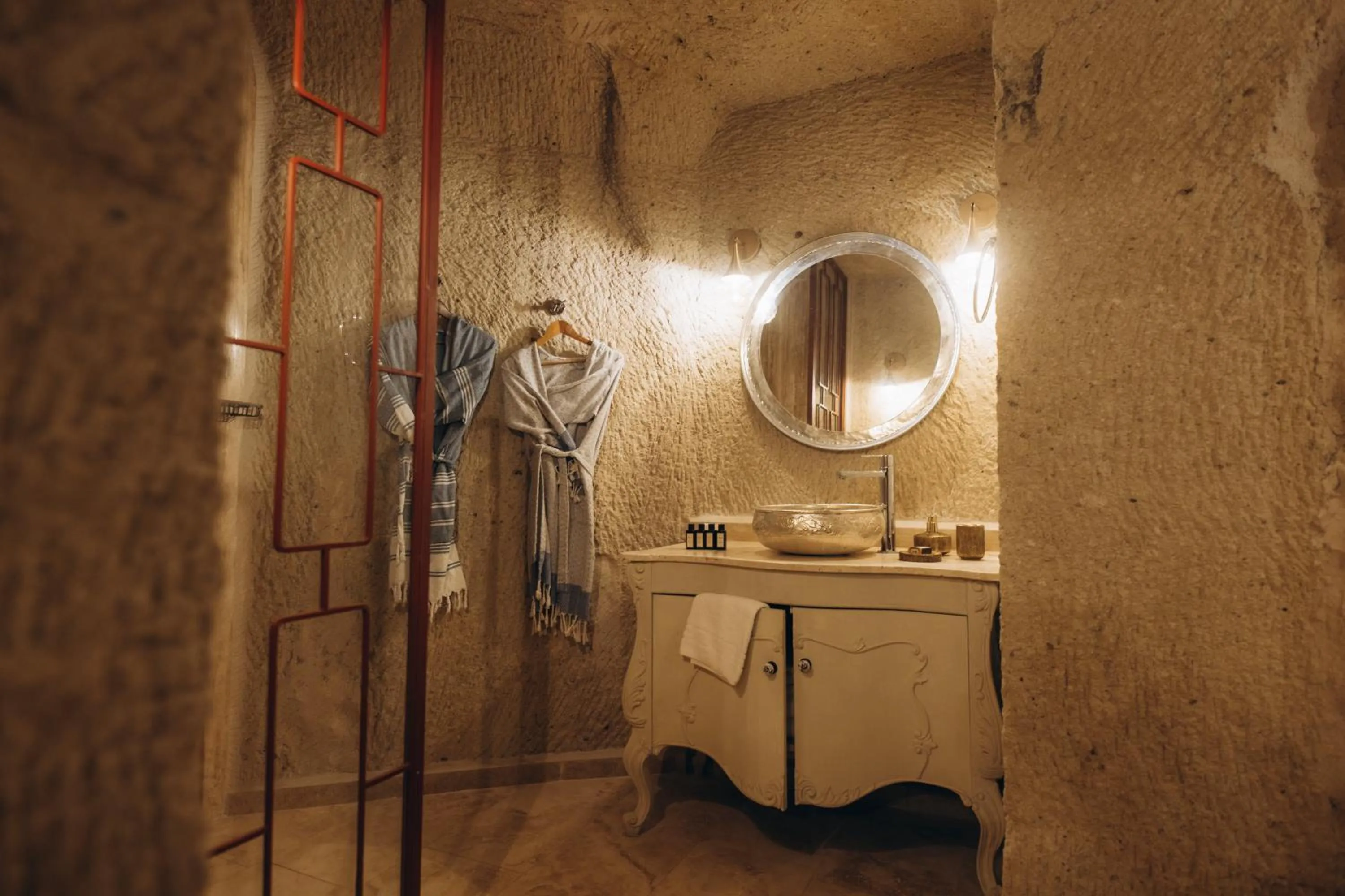 Shower in Hezen Cave Hotel