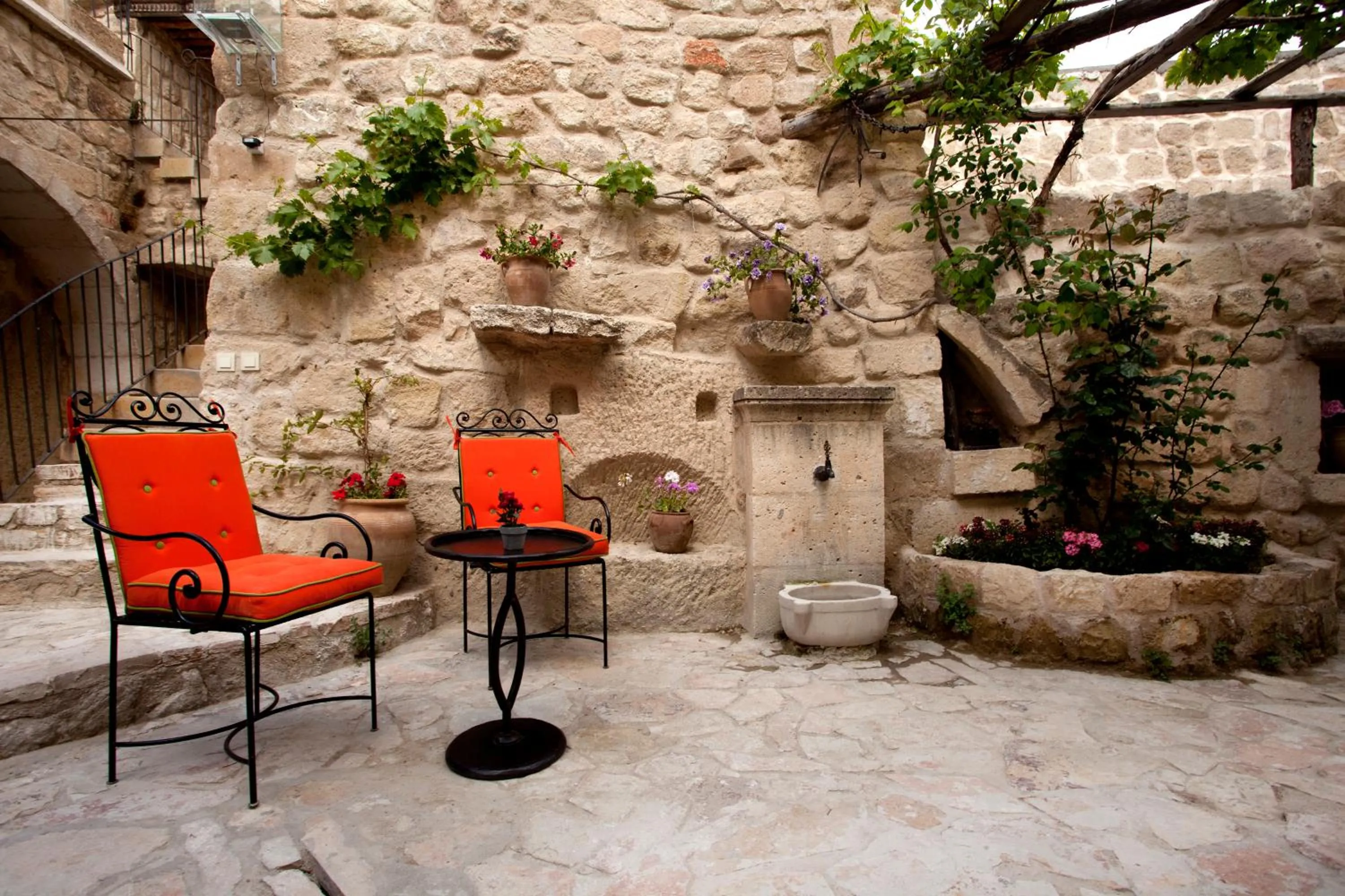 Patio in Hezen Cave Hotel