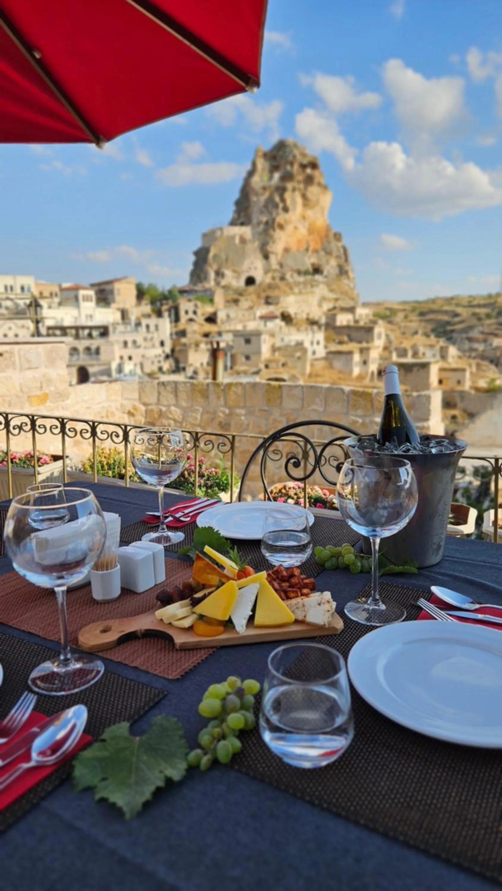 Restaurant/places to eat in Hezen Cave Hotel