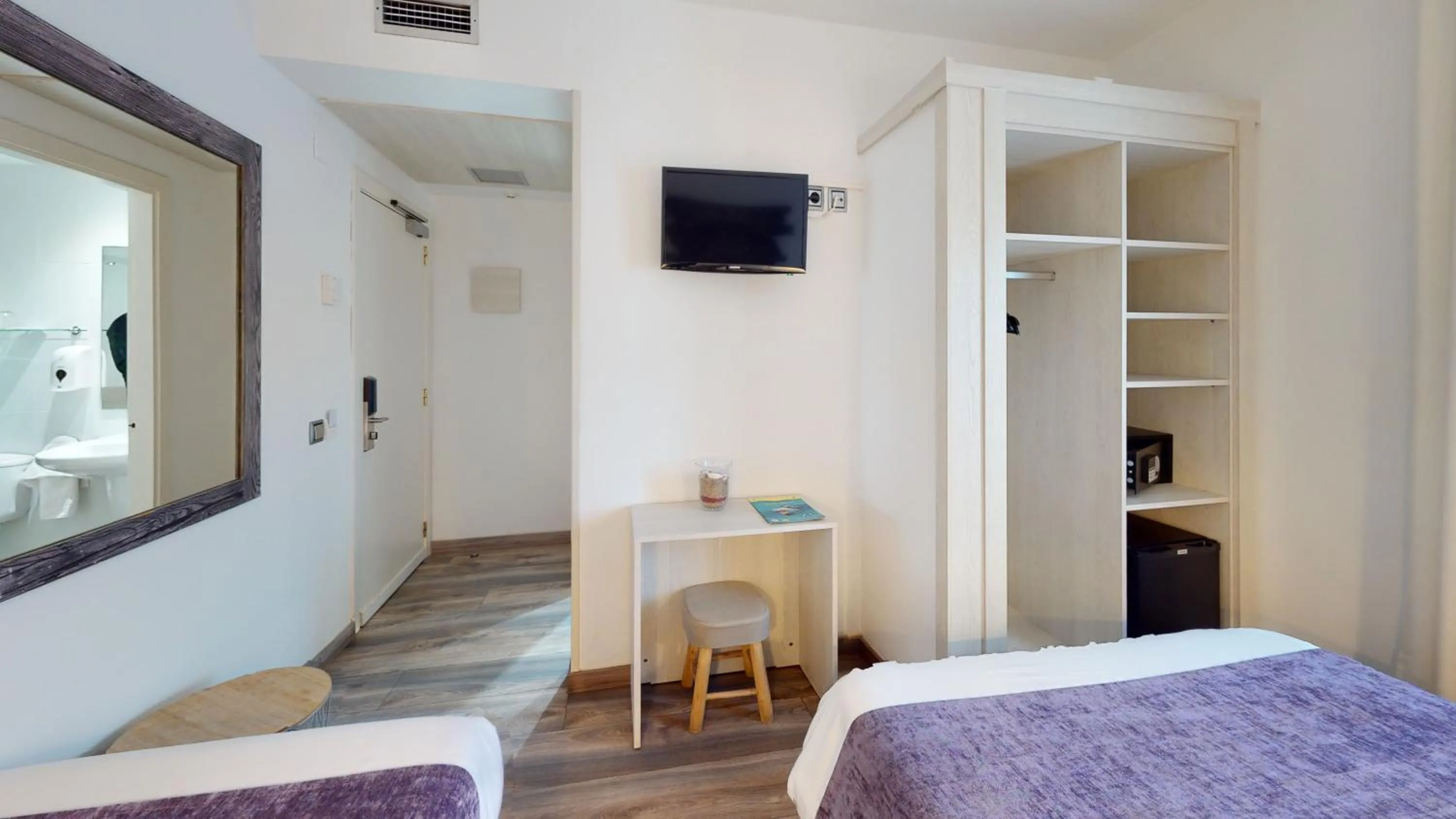 TV and multimedia, Bed in Hotel Bella Dolores