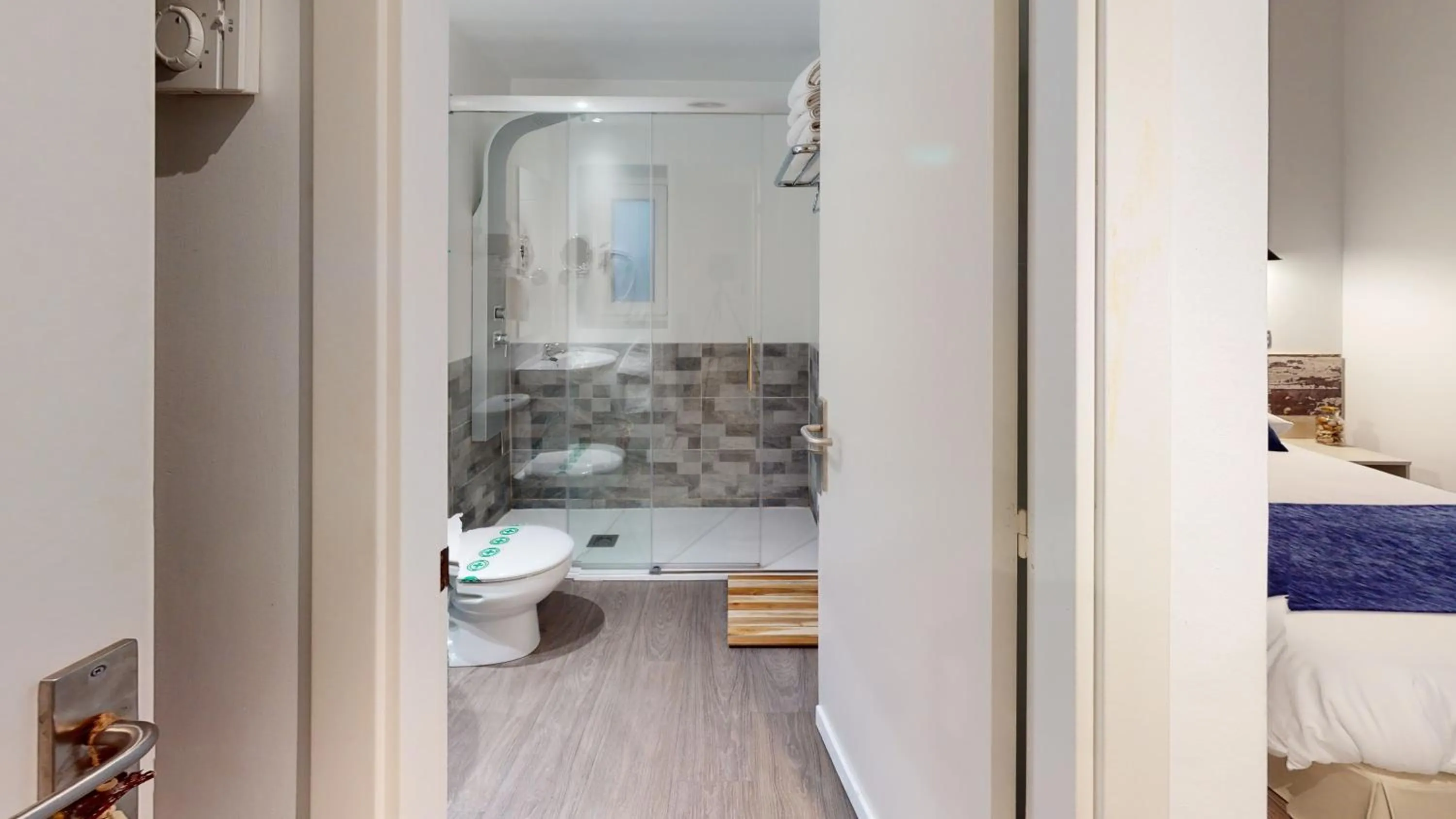 Shower, Bed in Hotel Bella Dolores