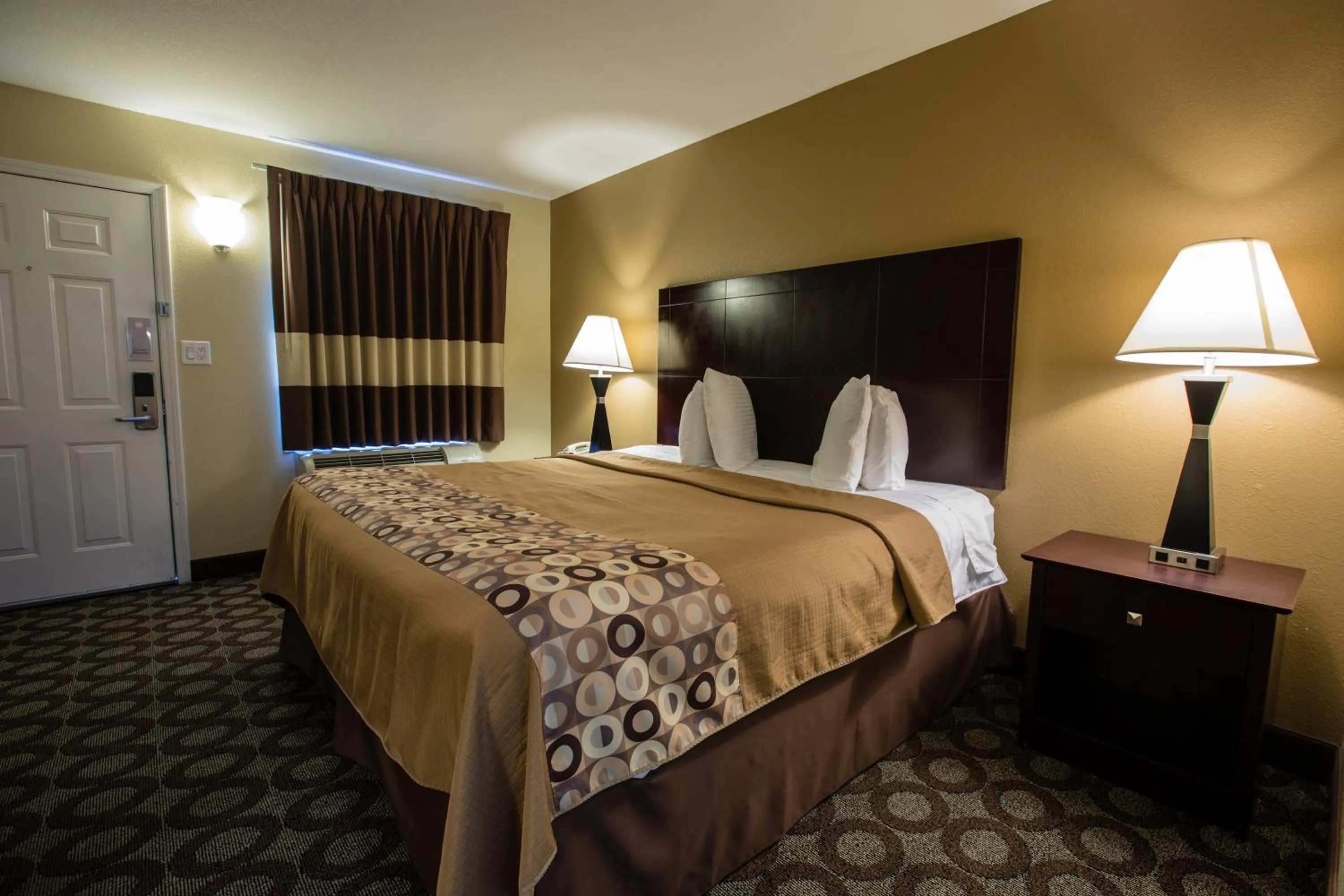 Bed in Relax Inn and Suites Kuttawa