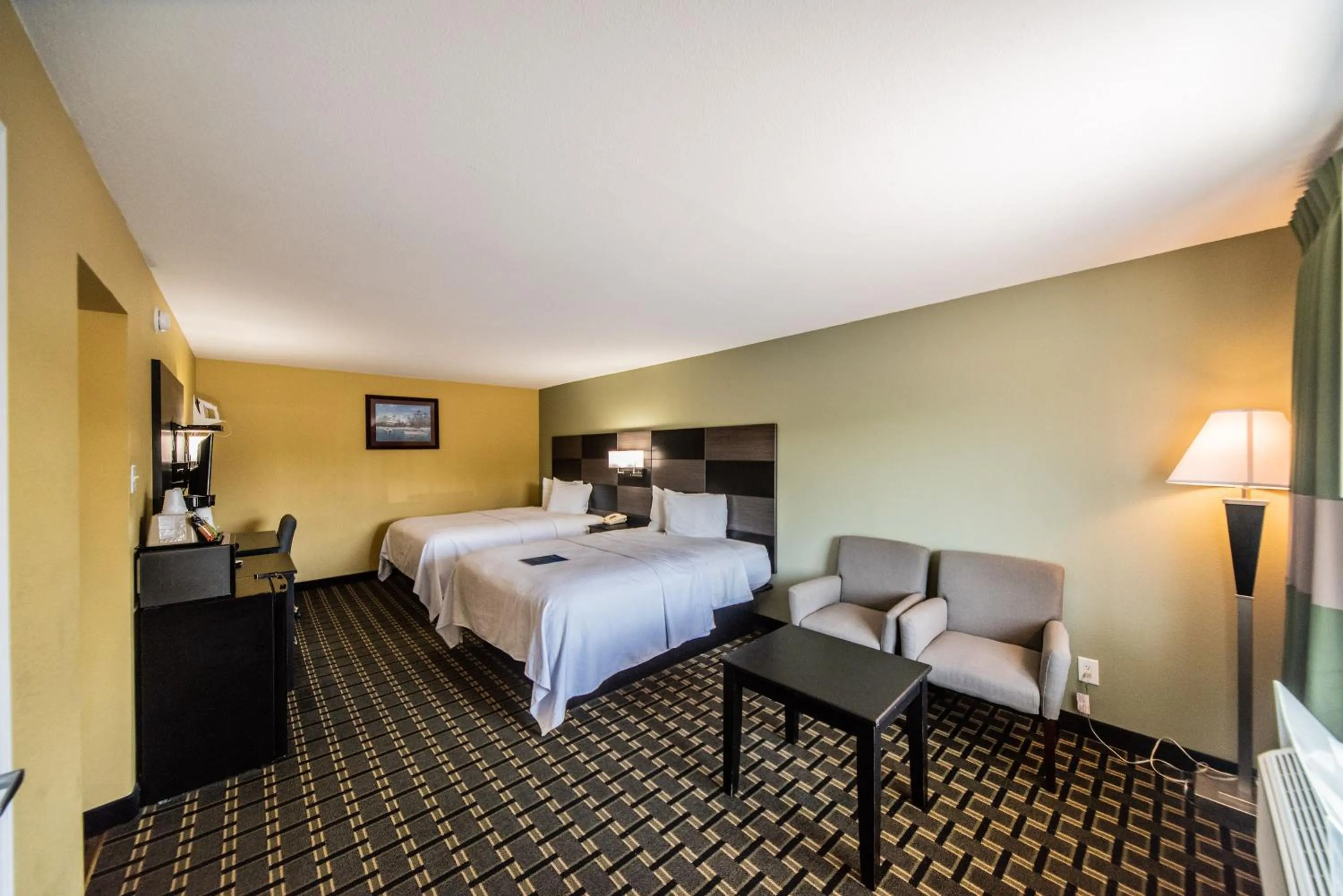 Bed in Relax Inn and Suites Kuttawa