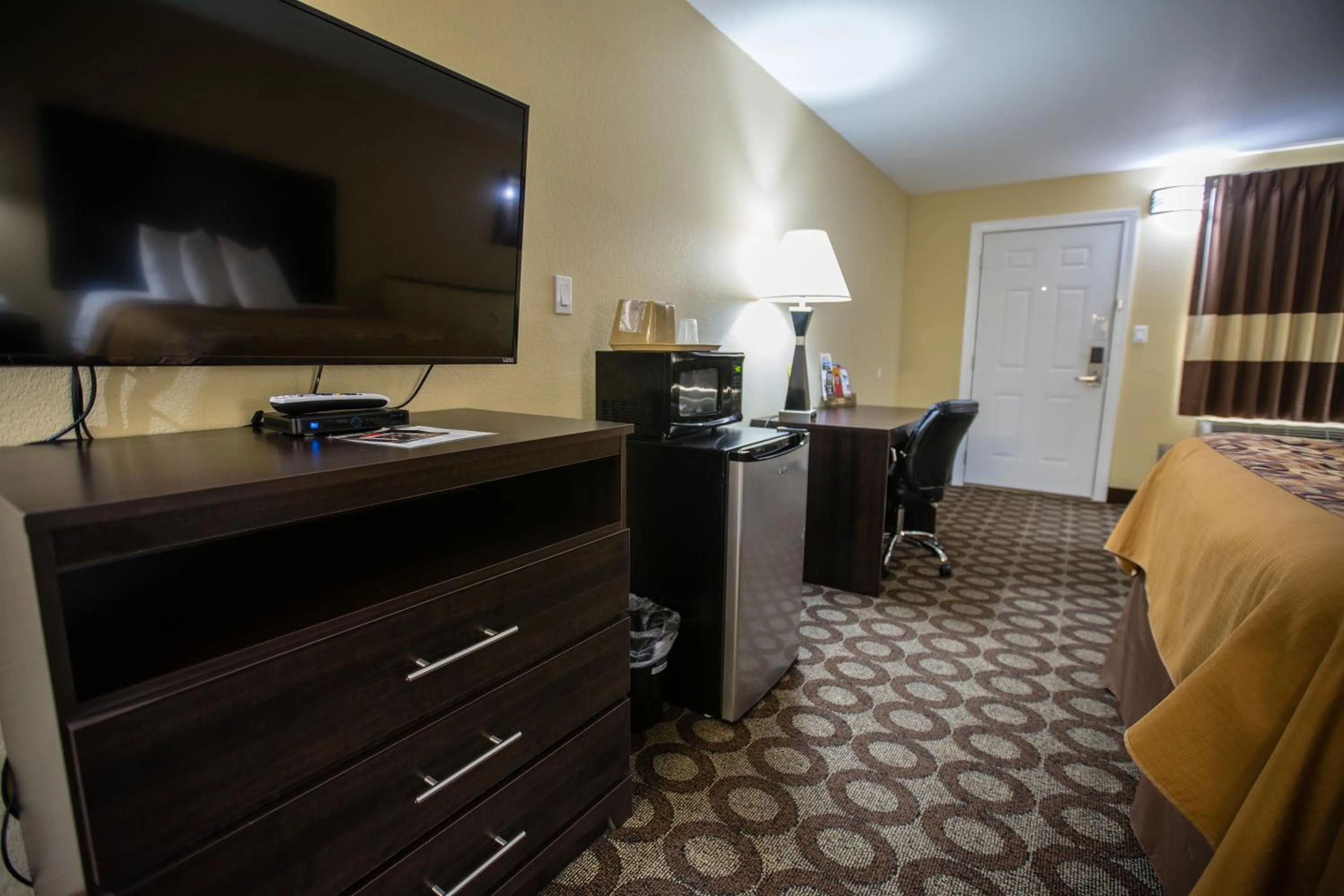 Bed in Relax Inn and Suites Kuttawa