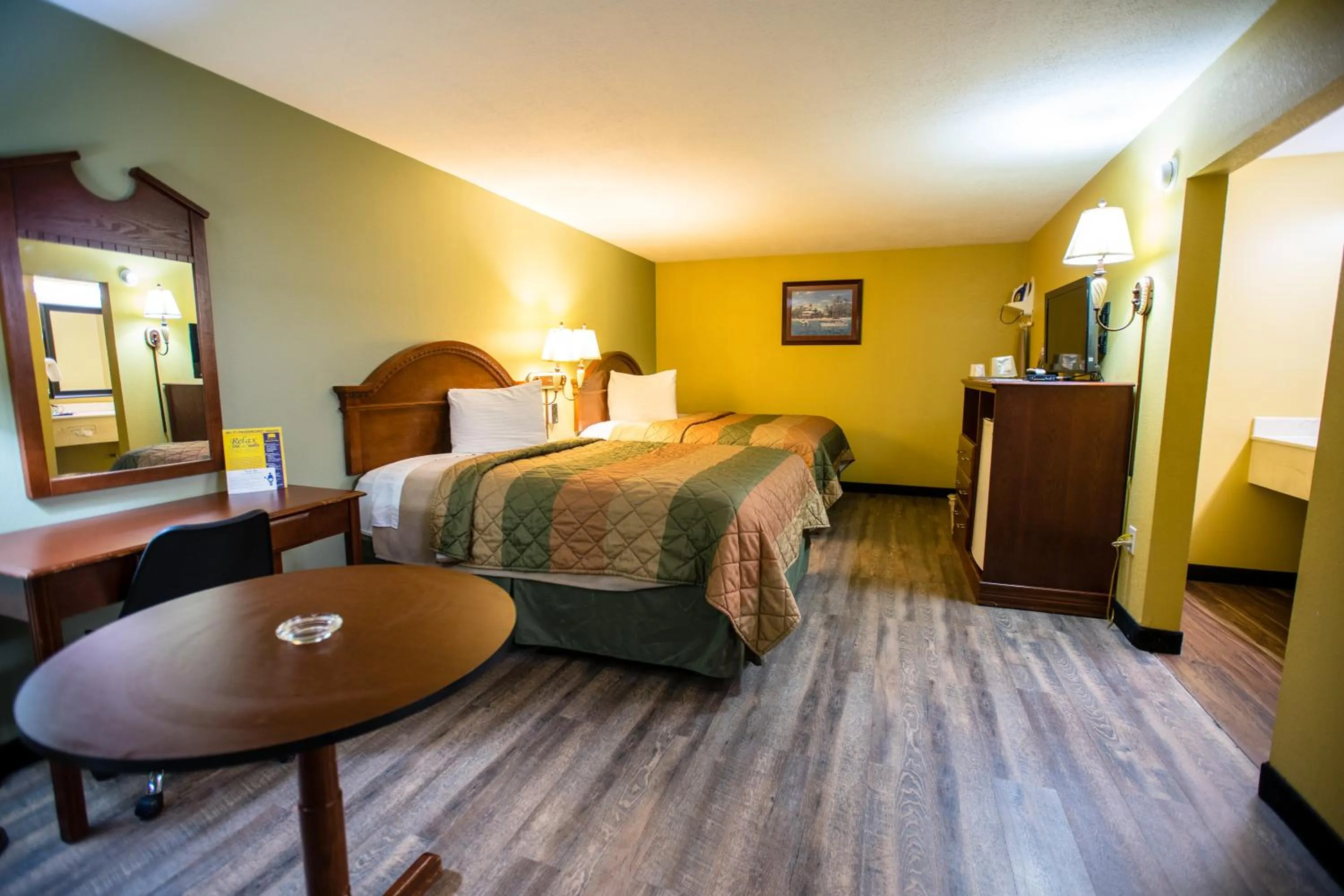 Bed in Relax Inn and Suites Kuttawa