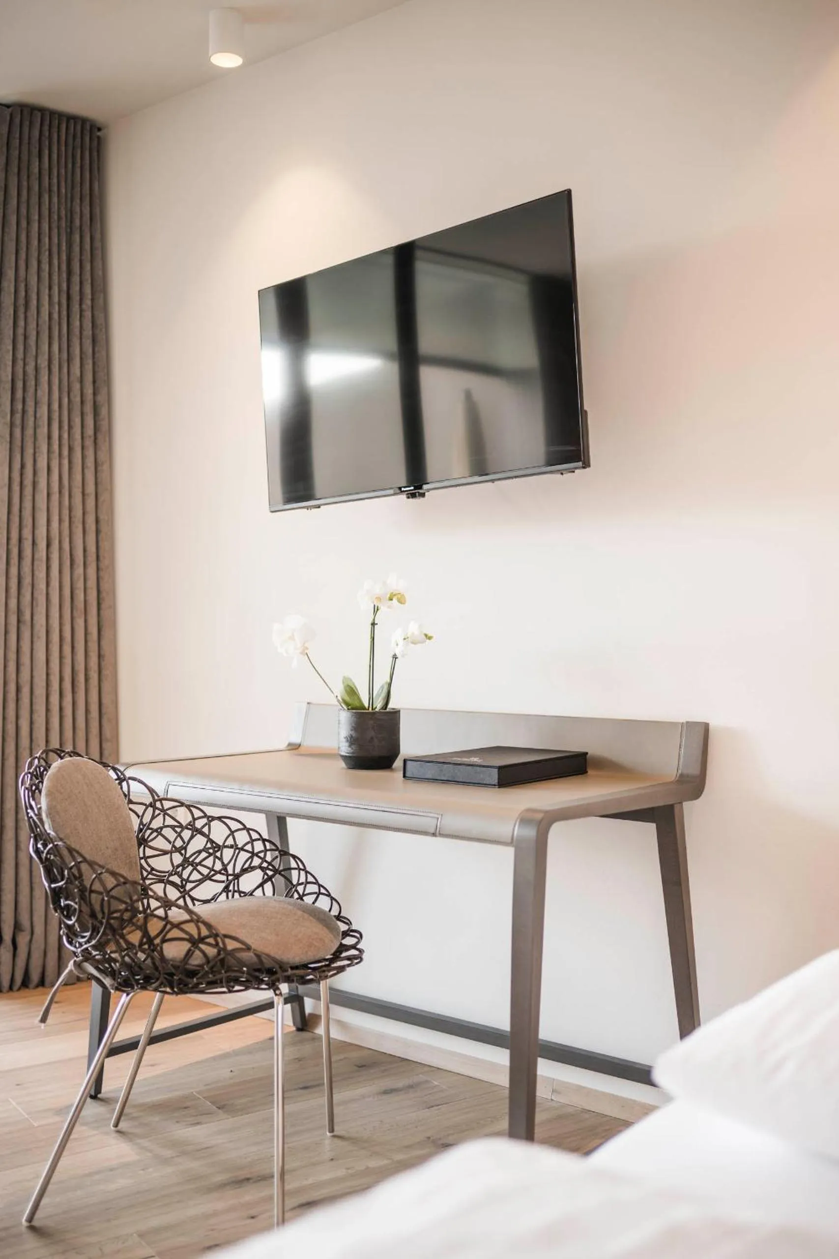 Seating area, Bed in Schenna Resort