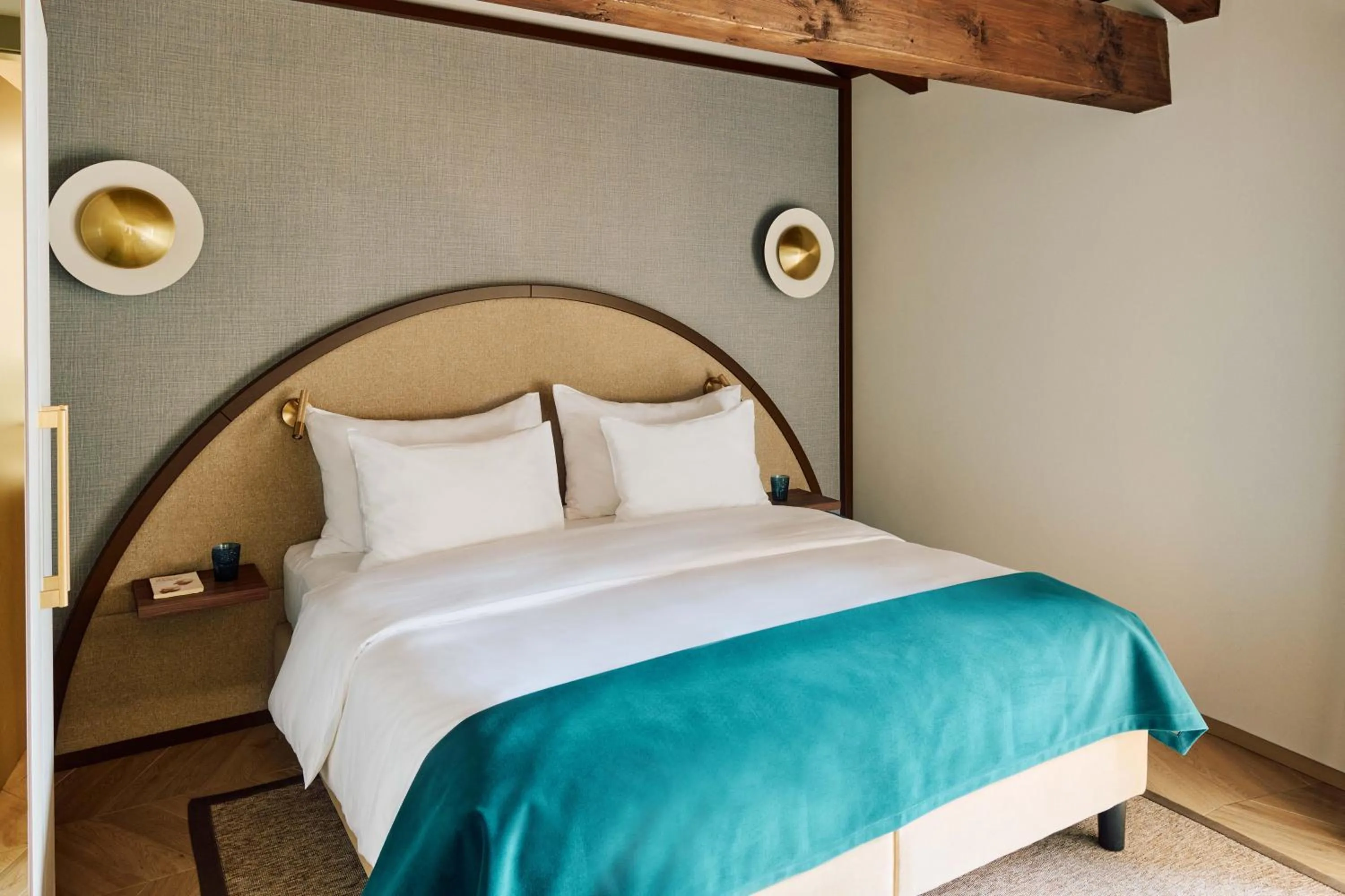 Photo of the whole room, Bed in Vista Lakefront Boutique Hotel