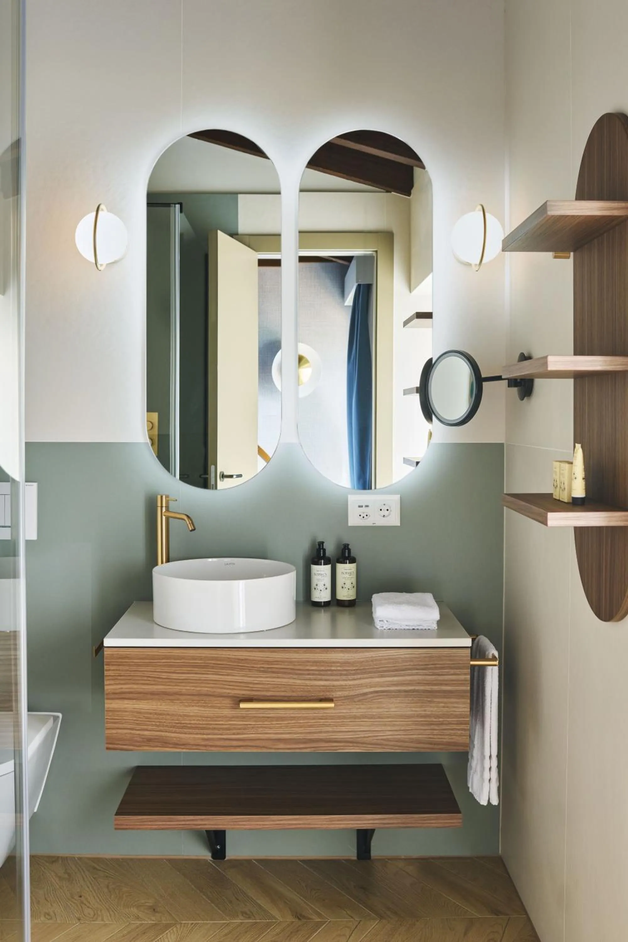 Bathroom in Vista Lakefront Boutique Hotel