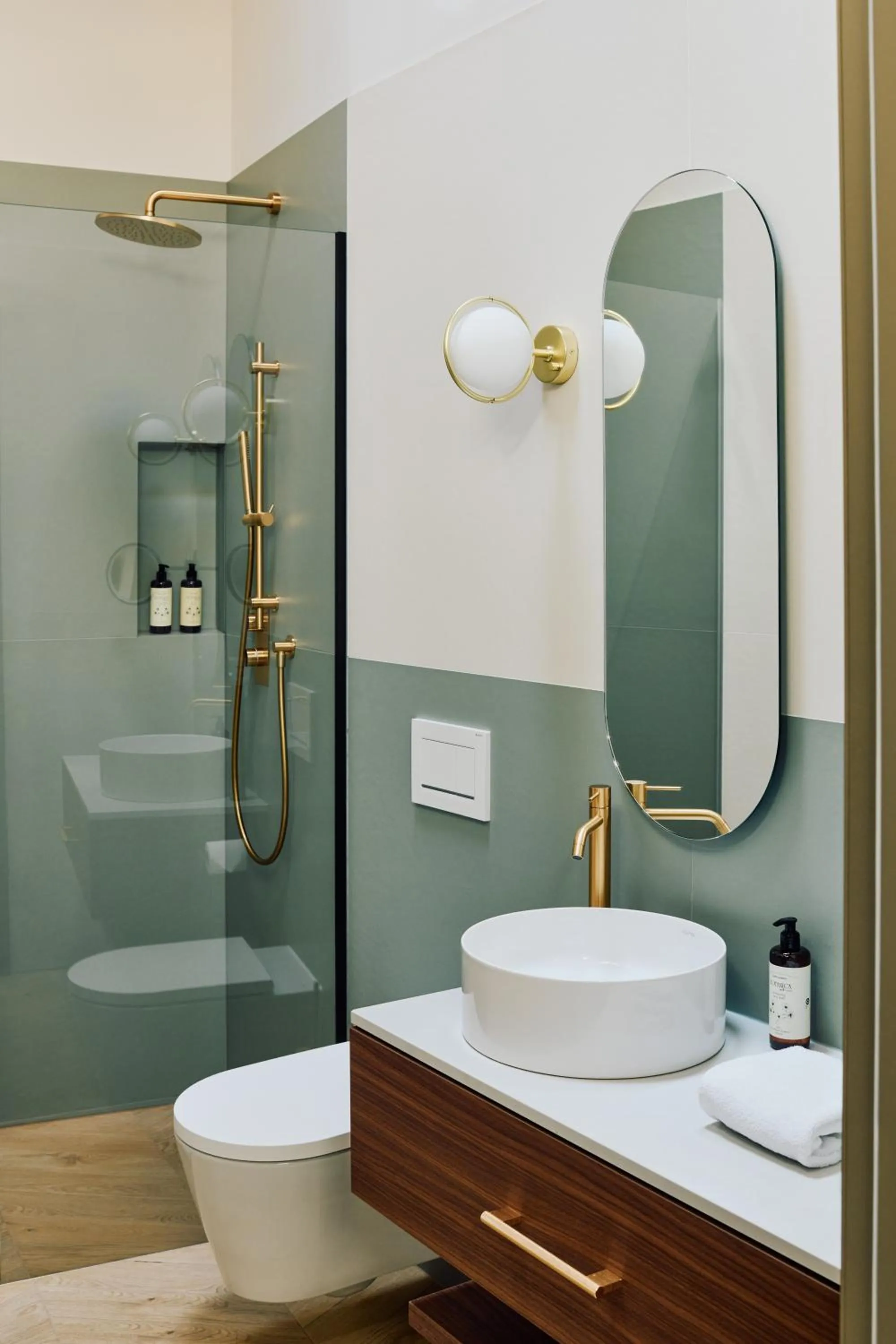 Shower in Vista Lakefront Boutique Hotel