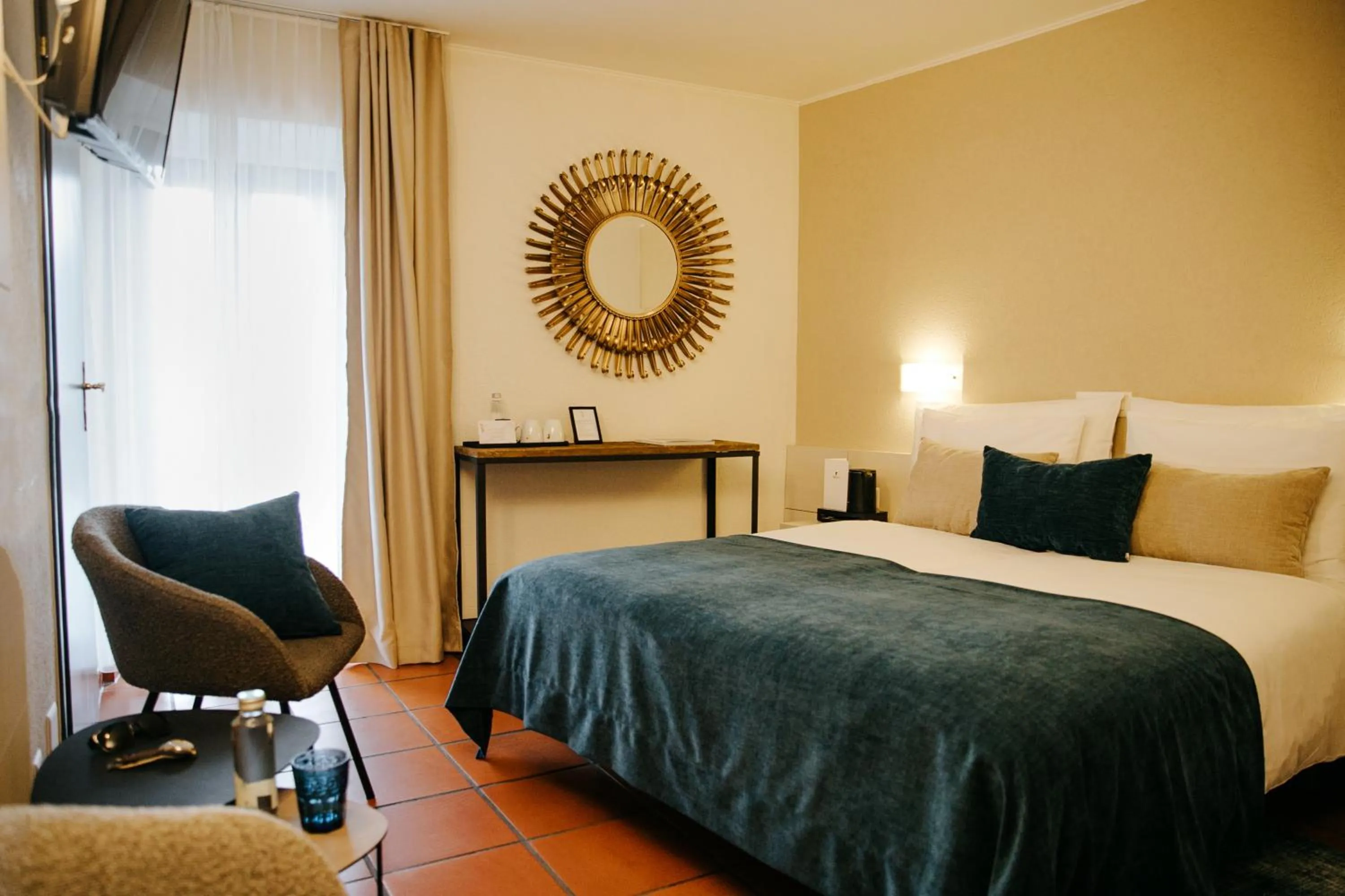 Photo of the whole room, Bed in Vista Lakefront Boutique Hotel