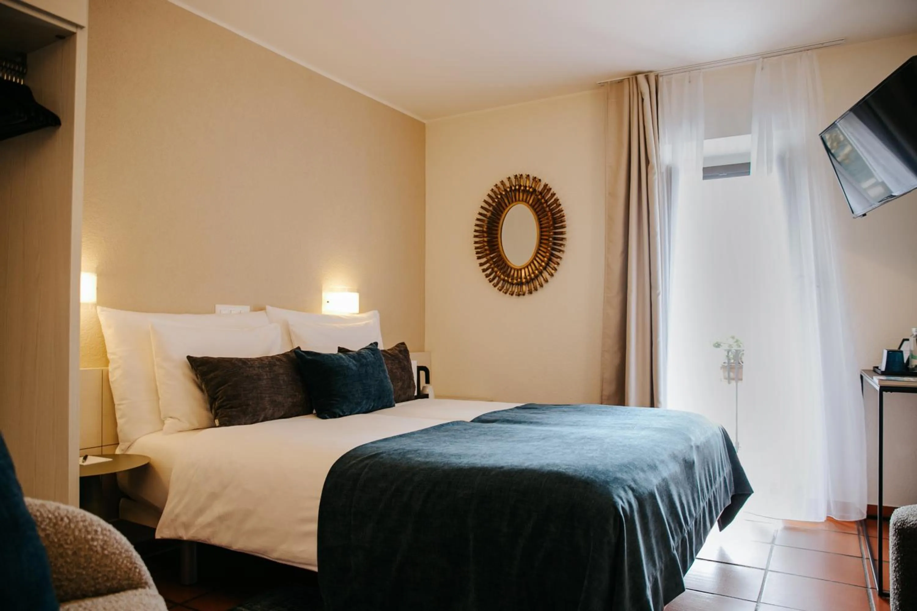 Photo of the whole room, Bed in Vista Lakefront Boutique Hotel