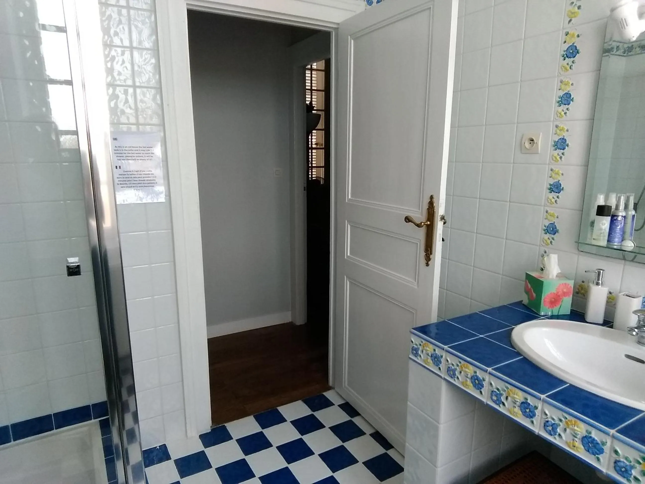 Bathroom in L'ancienne École