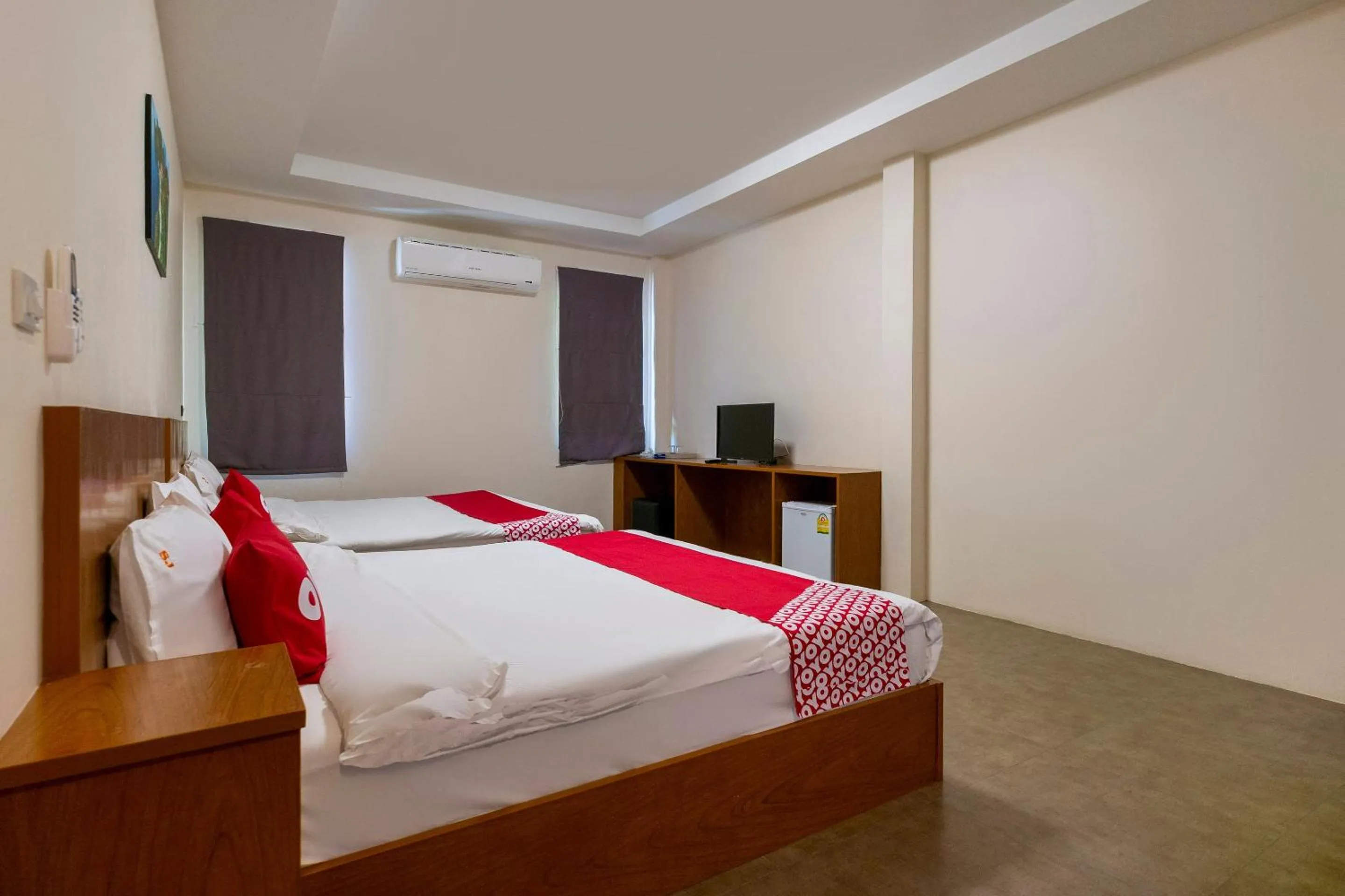 Bedroom in OYO 665 Sj House Hotel