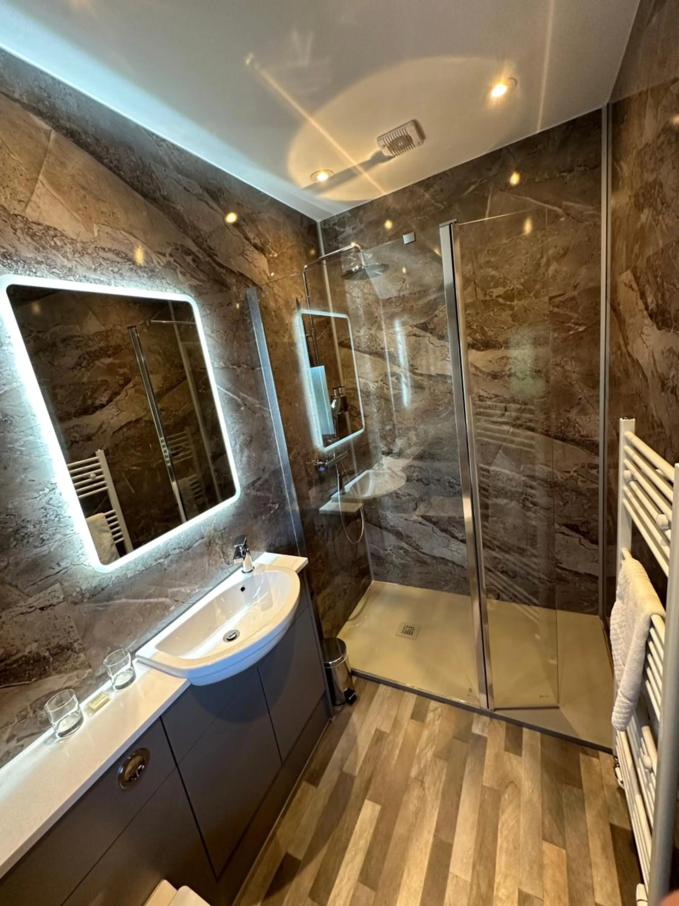 Shower in Burton Lodge Guest House & Spa