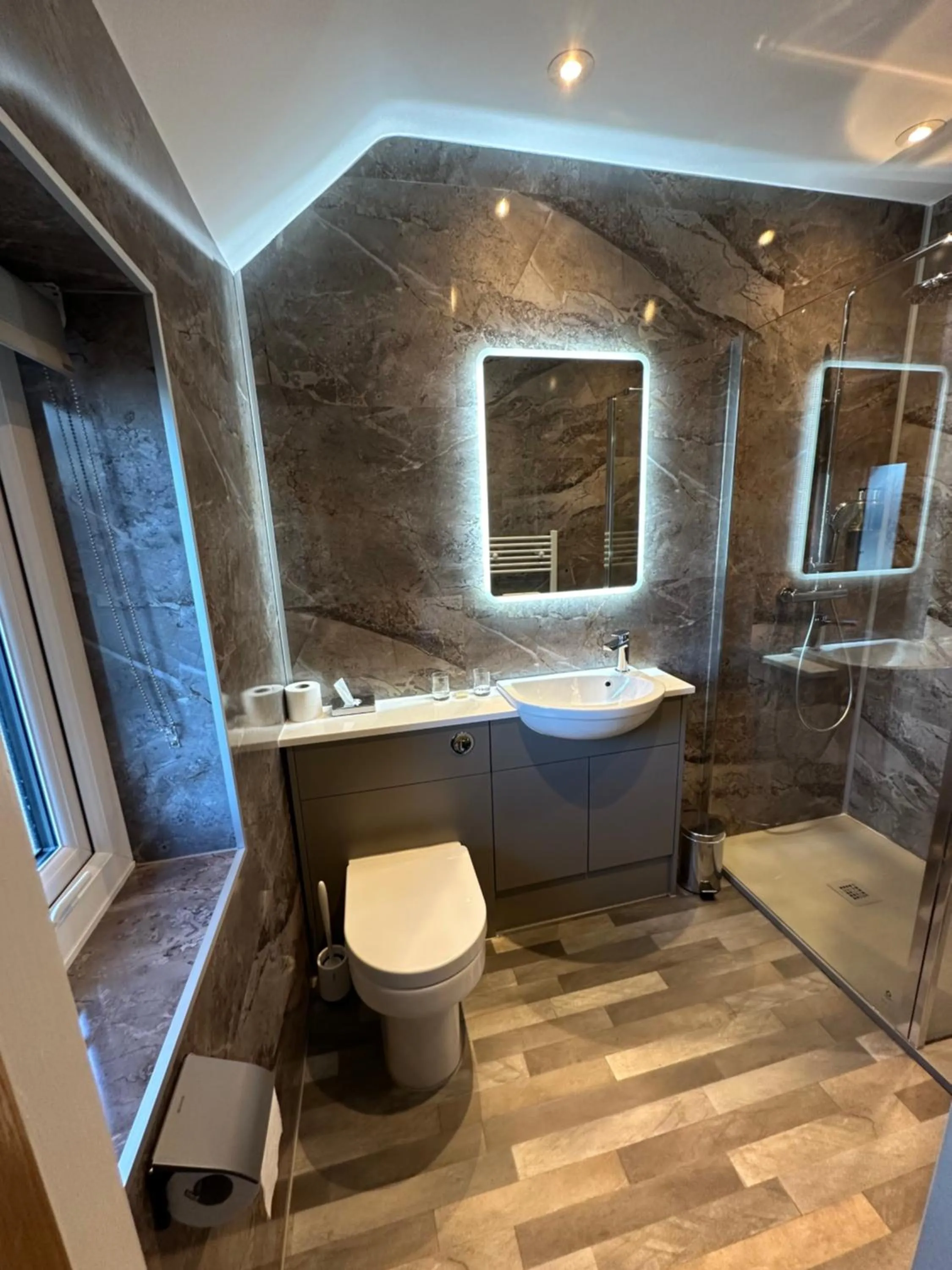 Shower in Burton Lodge Guest House & Spa