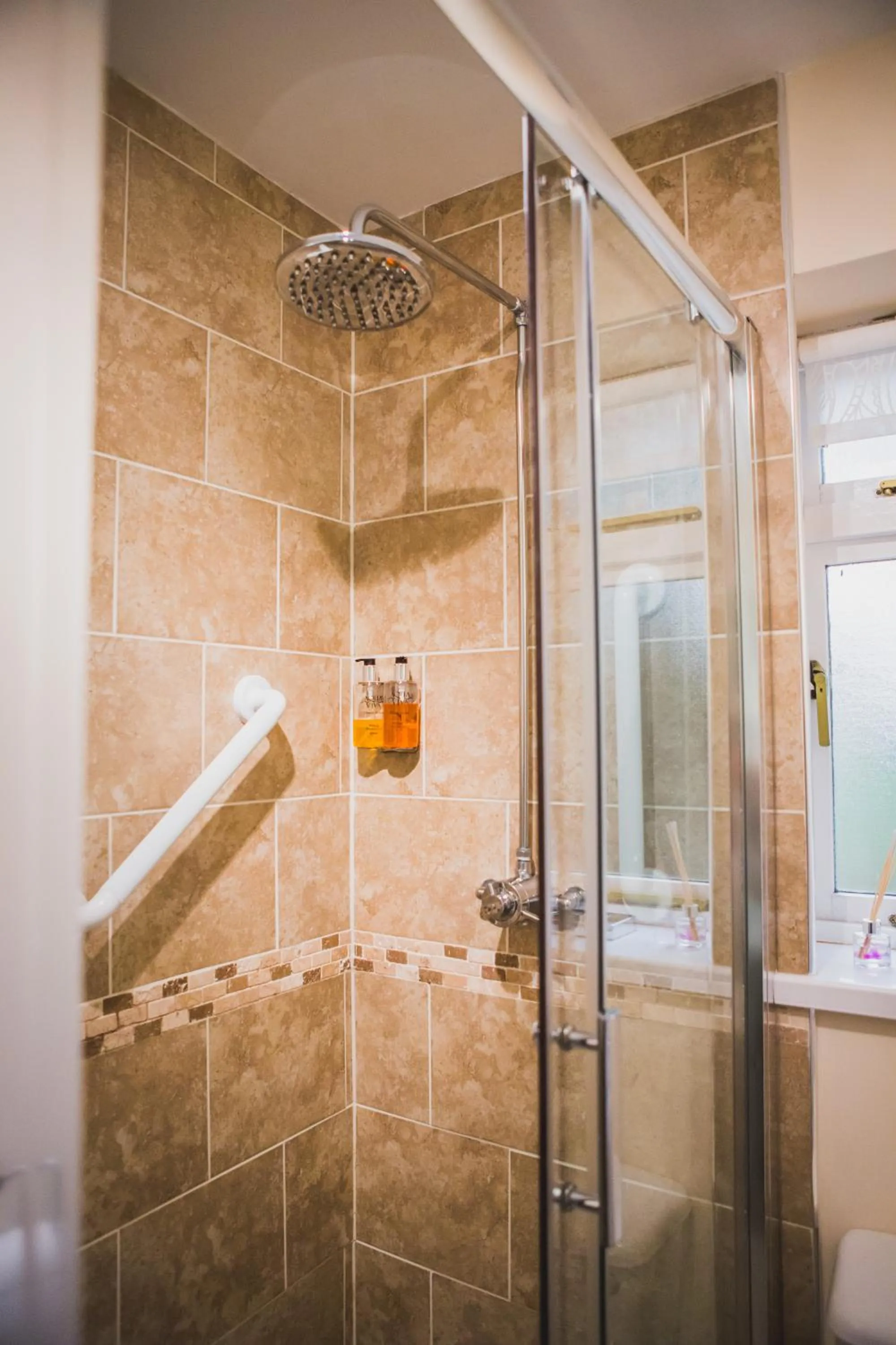 Shower in Burton Lodge Guest House & Spa
