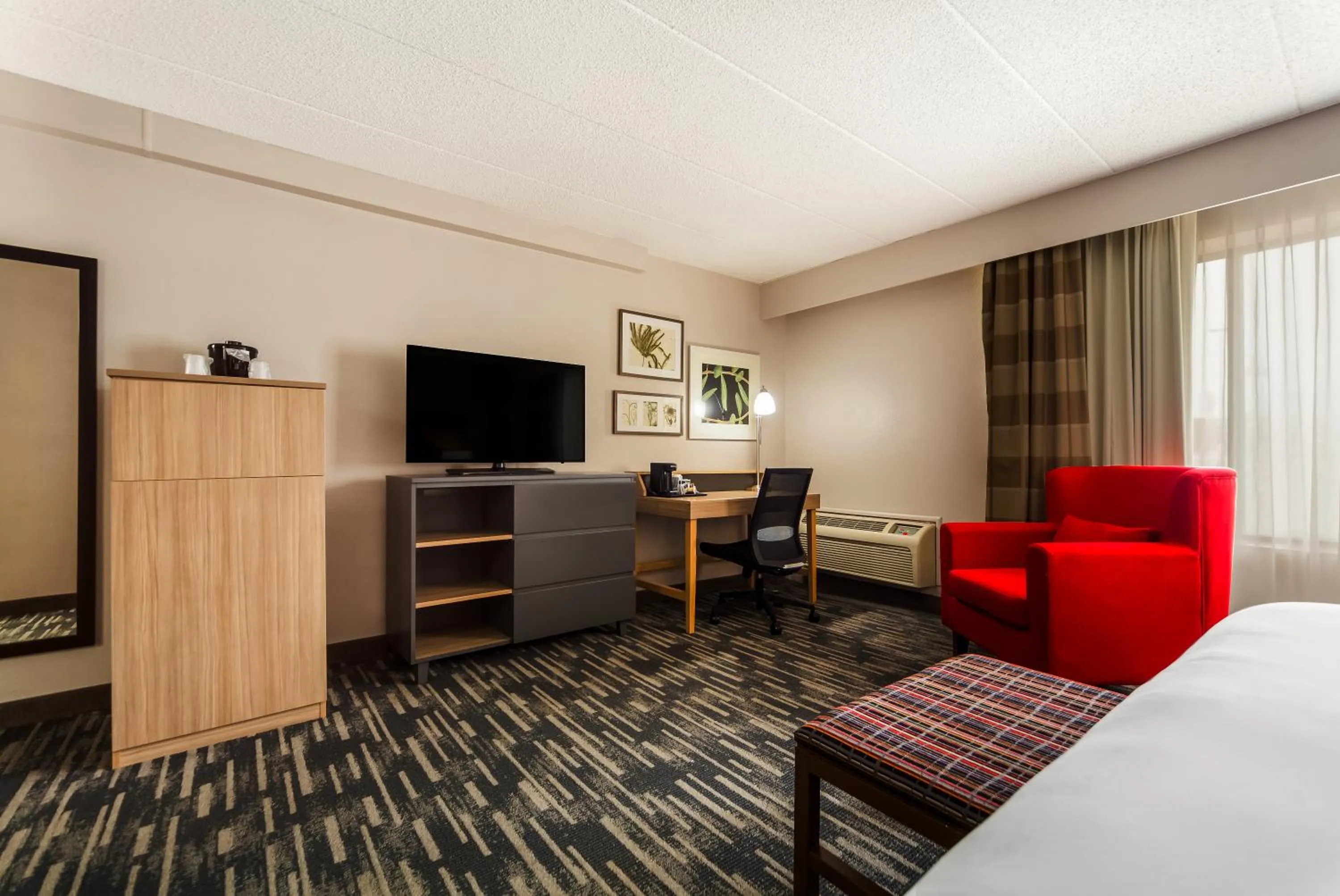 Bed in Country Inn & Suites by Radisson, Lincoln Airport, NE