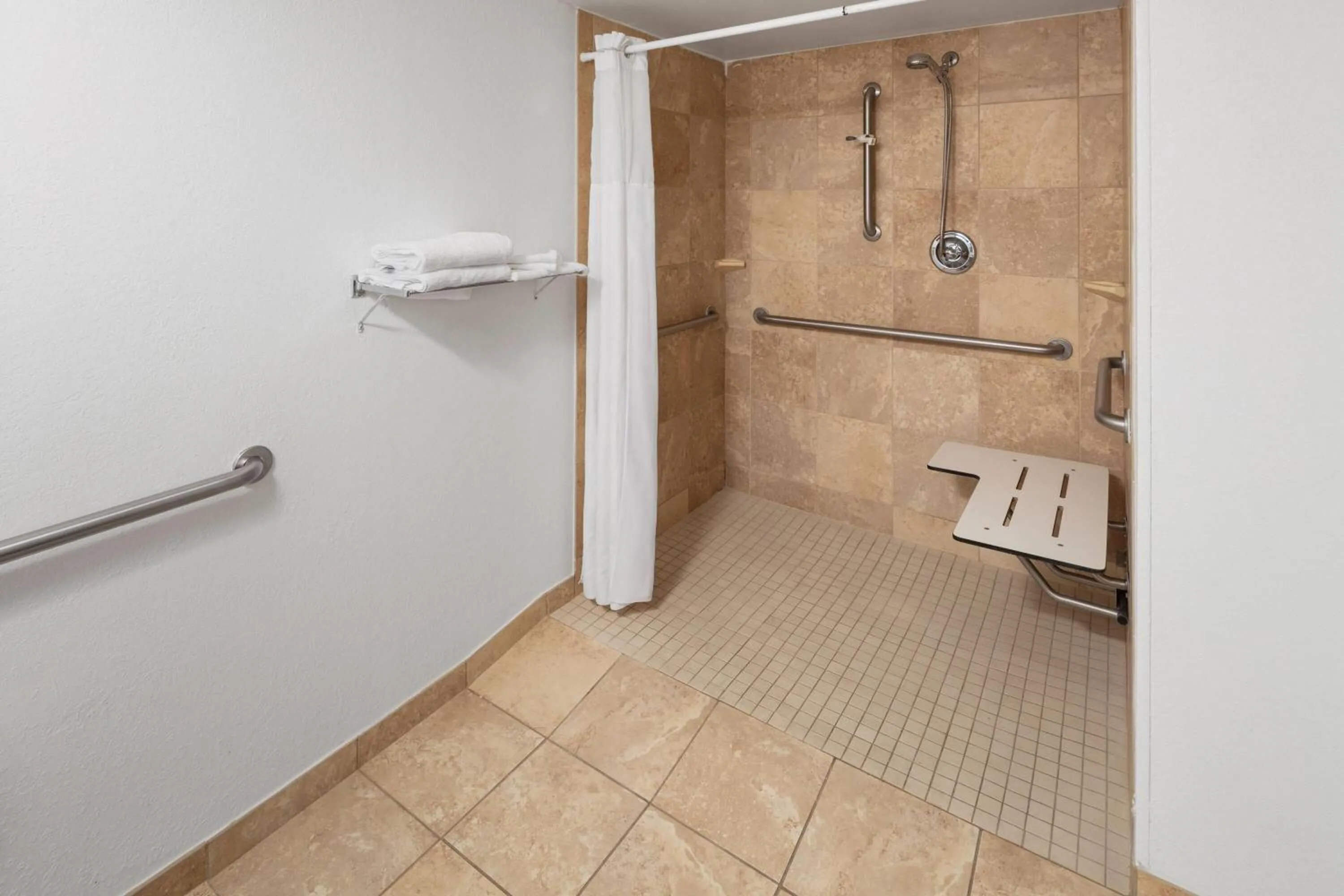 Shower in Wingate by Wyndham Lincoln Airport East I-80