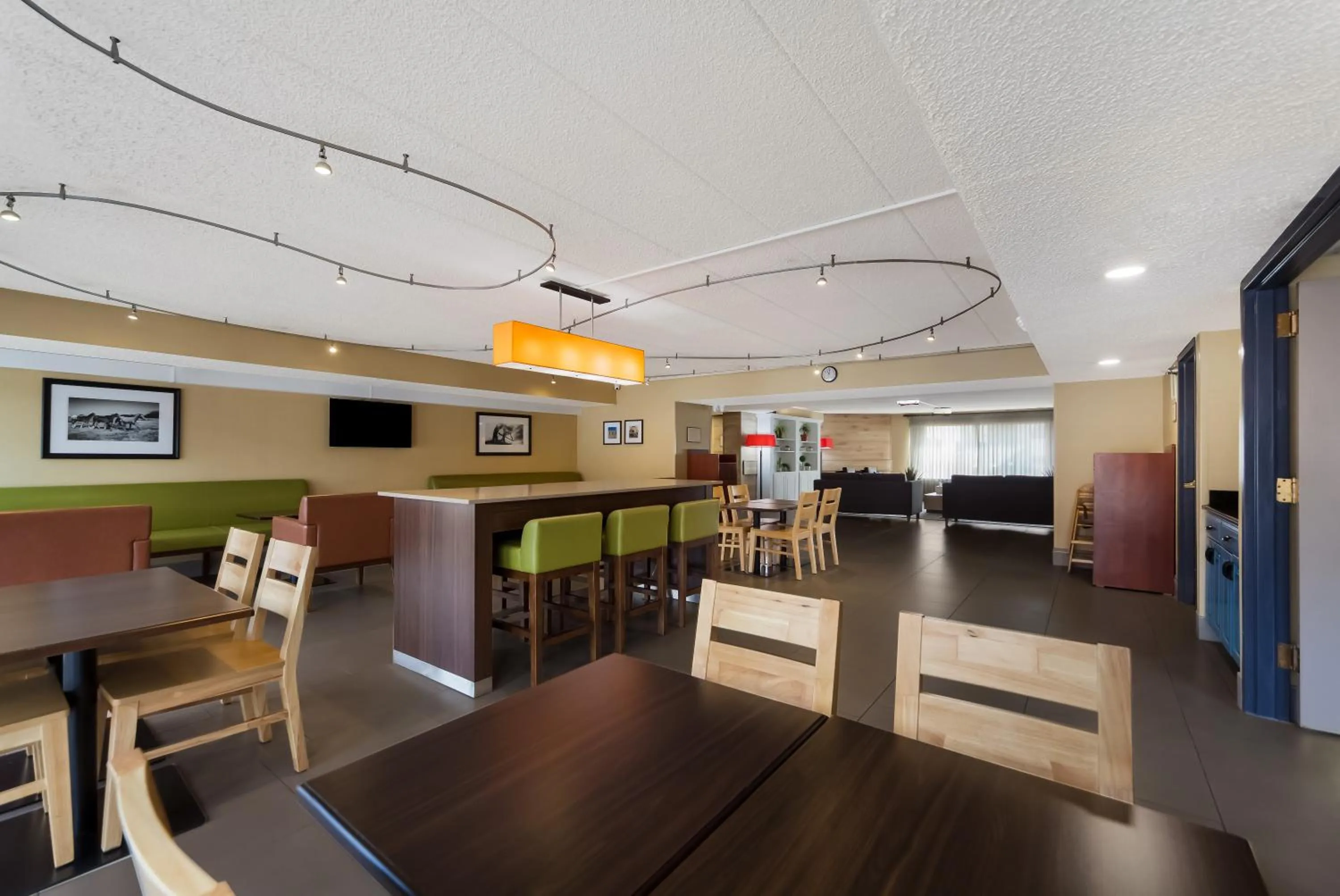 Breakfast in Country Inn & Suites by Radisson, Lincoln Airport, NE